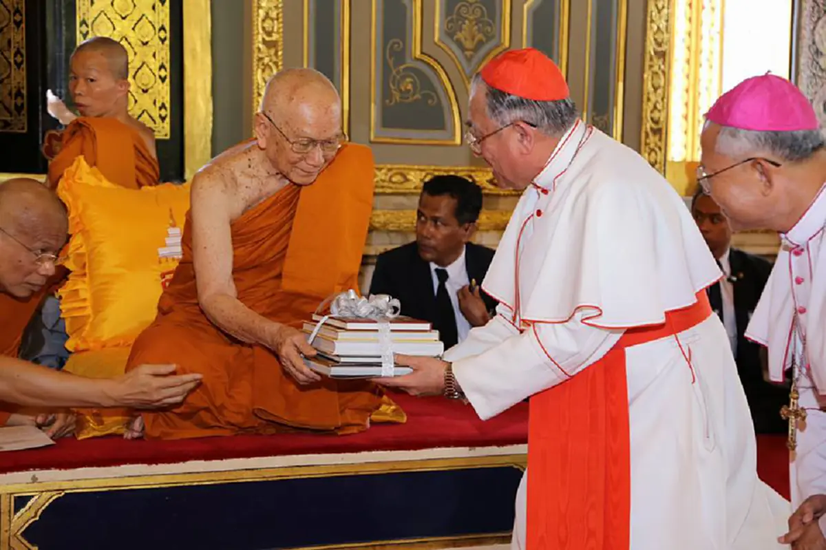 มิตรภาพระหว่างศาสนา!! คณะบาทหลวงแห่งคริสตจักรร่วมแสดงมุทิตาจิตแก่สมเด็จพระอริยวงศาคตญาณ สมเด็จพระสังฆราช ณ วัดราชบพิธฯ ... สาธุๆๆ!!