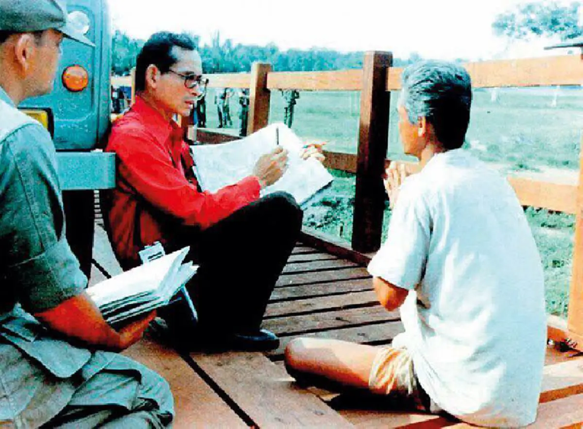 ชุดภาพประวัติศาสตร์! ในมุมที่คุณอาจยังไม่เคยเห็น...ภาพในหลวงรัชกาลที่๙ กับ "ลุงพร้อม" ครั้งเสด็จเป็นการส่วนพระองค์ไปยัง"สุไหงโกลก"