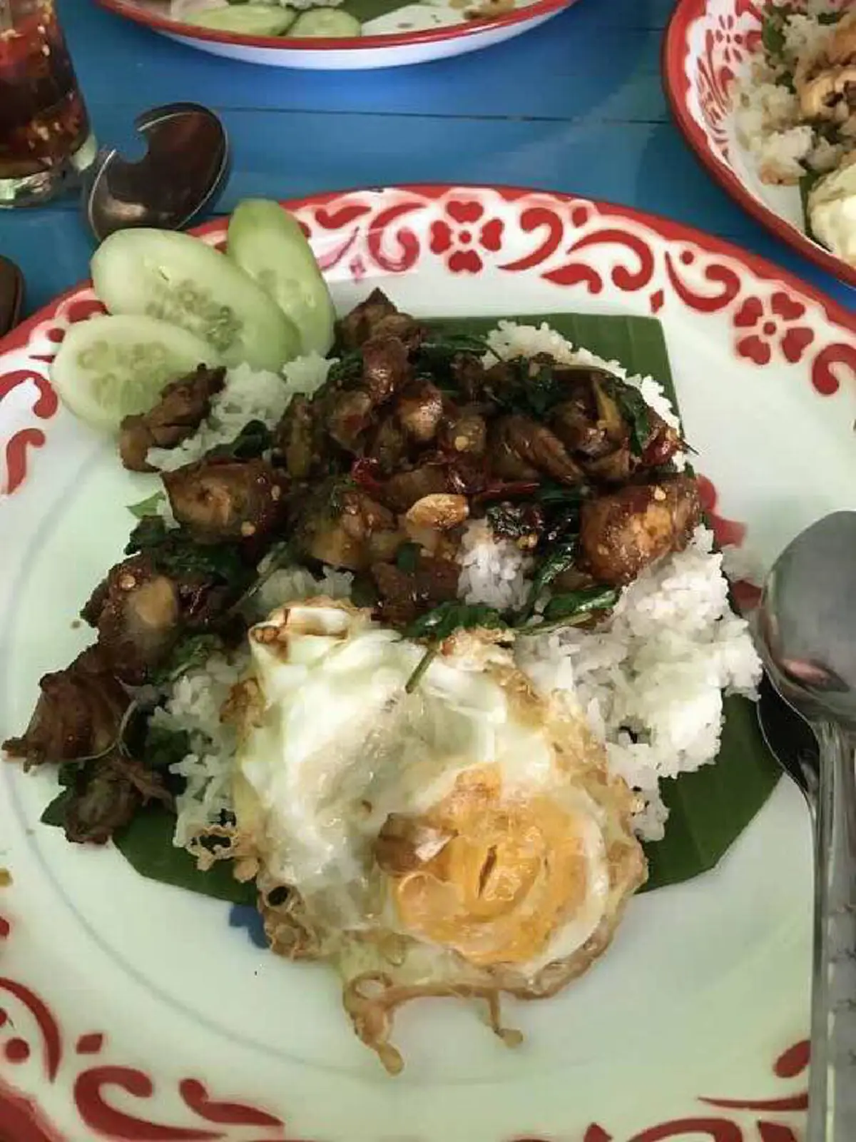 แชร์สนั่น!!! แม่ค้าไอเดียเจ๋งผุด "กระเพราถาด" ขายแค่ 40 บาท เติมข้าวฟรีไม่อั้น!!! อิ่มจนต้องร้องขอชีวิต!!!