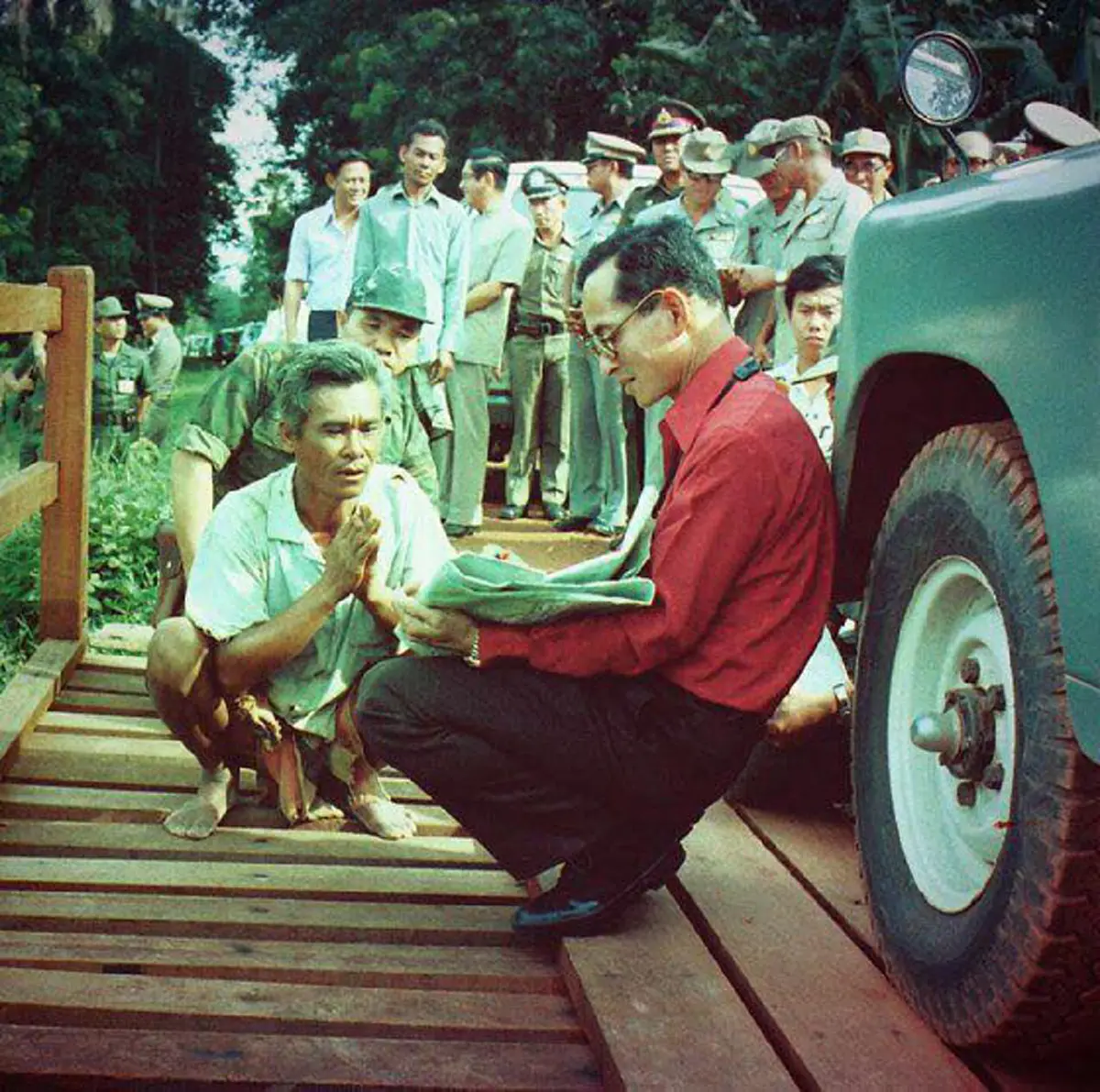 ชุดภาพประวัติศาสตร์! ในมุมที่คุณอาจยังไม่เคยเห็น...ภาพในหลวงรัชกาลที่๙ กับ "ลุงพร้อม" ครั้งเสด็จเป็นการส่วนพระองค์ไปยัง"สุไหงโกลก"