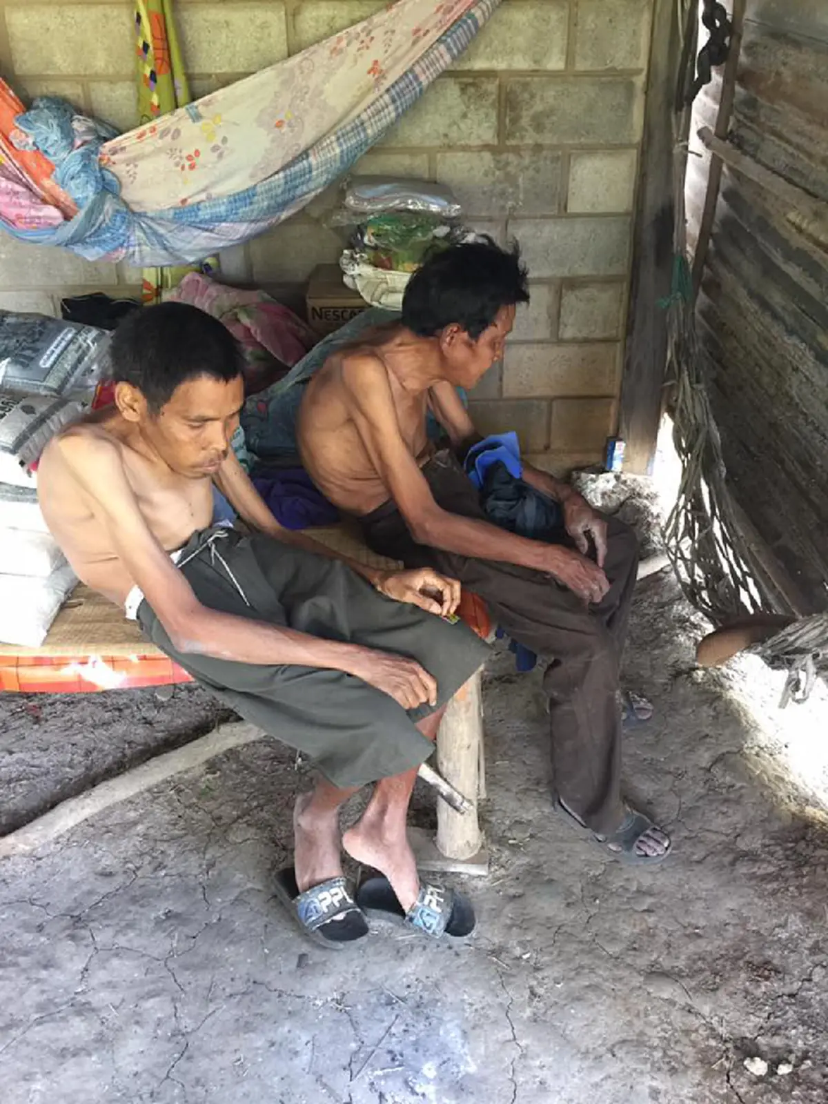 สุดเวทนา!!! "2 พี่น้องพิการ" ไร้ที่อาศัย พึ่งพิง"ใต้ถุนบ้าน" ของชาวบ้านเพื่อประทังชีวิต (รายละเอียด)