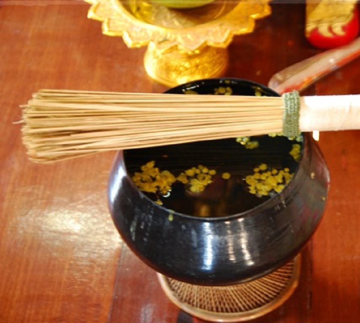 เกิดอะไรขึ้น?!! เมื่อญาติโยมนิมนต์ให้พรมน้ำมนต์จากบาตร ... แต่กลับต้องเหวอเพราะเจอ "หลวงพ่อเทียน" เอากะละมังสาดน้ำใส่!!