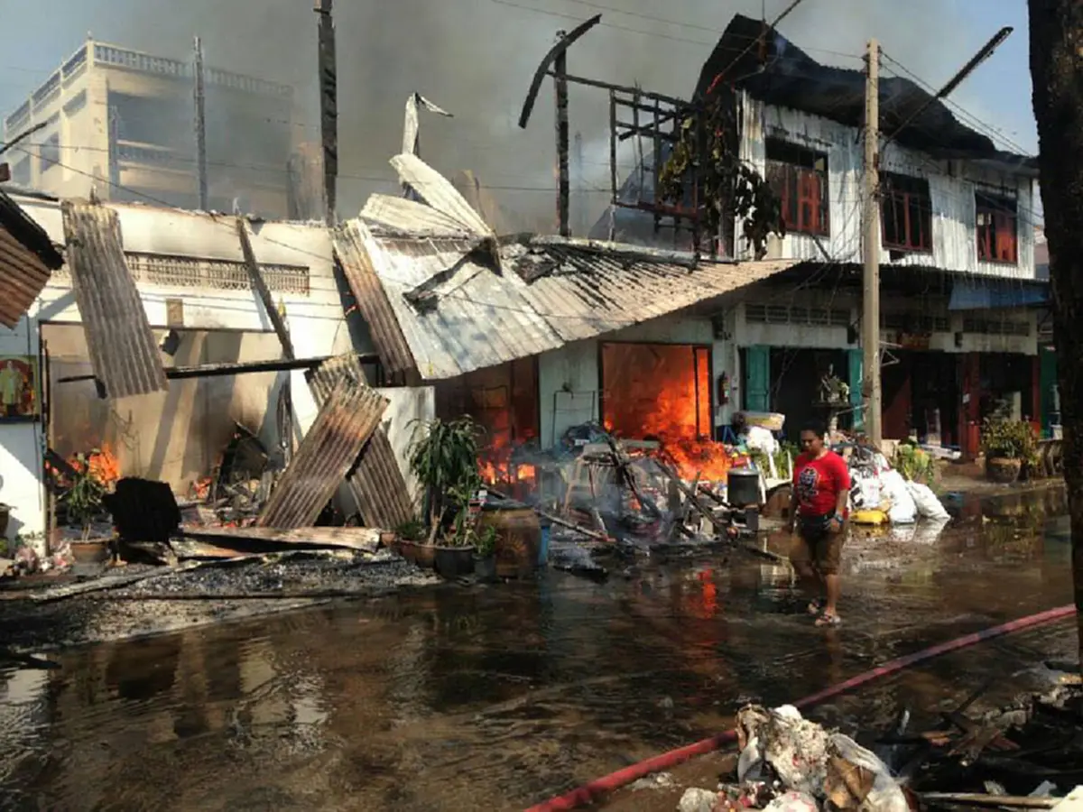 วอนโซเซี่ยลโปรดช่วยเหลือ?? นักเรียน ม.3บ้านไฟไหมแทบไม่เหลืออะไร-สุดดราม่าหนักอยู่กับย่าเพียงลำพัง!! 1 เเชร์ขอท่านเท่ากับ"ช่วยชีวิต"