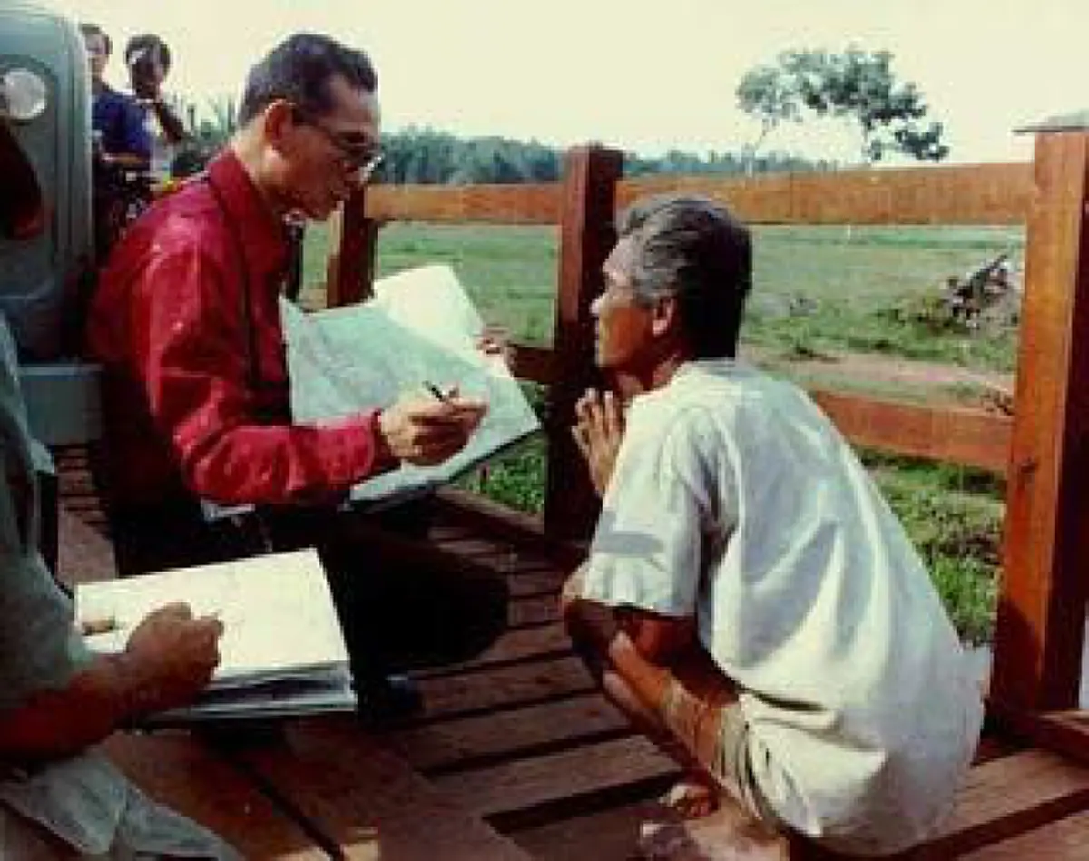 ชุดภาพประวัติศาสตร์! ในมุมที่คุณอาจยังไม่เคยเห็น...ภาพในหลวงรัชกาลที่๙ กับ "ลุงพร้อม" ครั้งเสด็จเป็นการส่วนพระองค์ไปยัง"สุไหงโกลก"