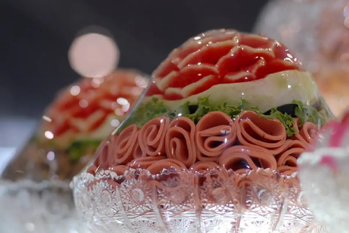 อย่าโทษคสช..ทำเสื่อมเองแท้ๆ!! ชาวเน็ตแชร์ภาพ "พิธีบูชาข้าว" วัดธรรมกาย เจอคำสอนสุดงงสอนลูกศิษย์ให้เน้นความอลังการ ใครจัดใหญ่ถือมีบุญมหาศาล??