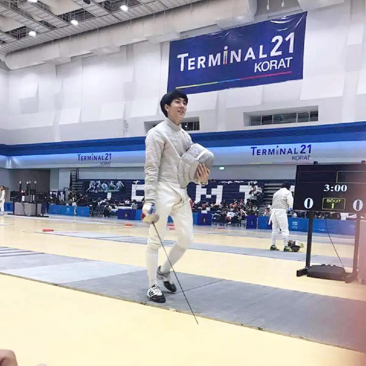 เเชร์สนั่นโซเชี่ยล!! นักกีฬาฟันดาบสุดหล่อ ใน "สุรนารี เกมส์" ... ที่สาวๆหลายคนอยากรู้ว่า เขาผู้นี้เป็นใครมาจากไหน ??? (มีภาพ)