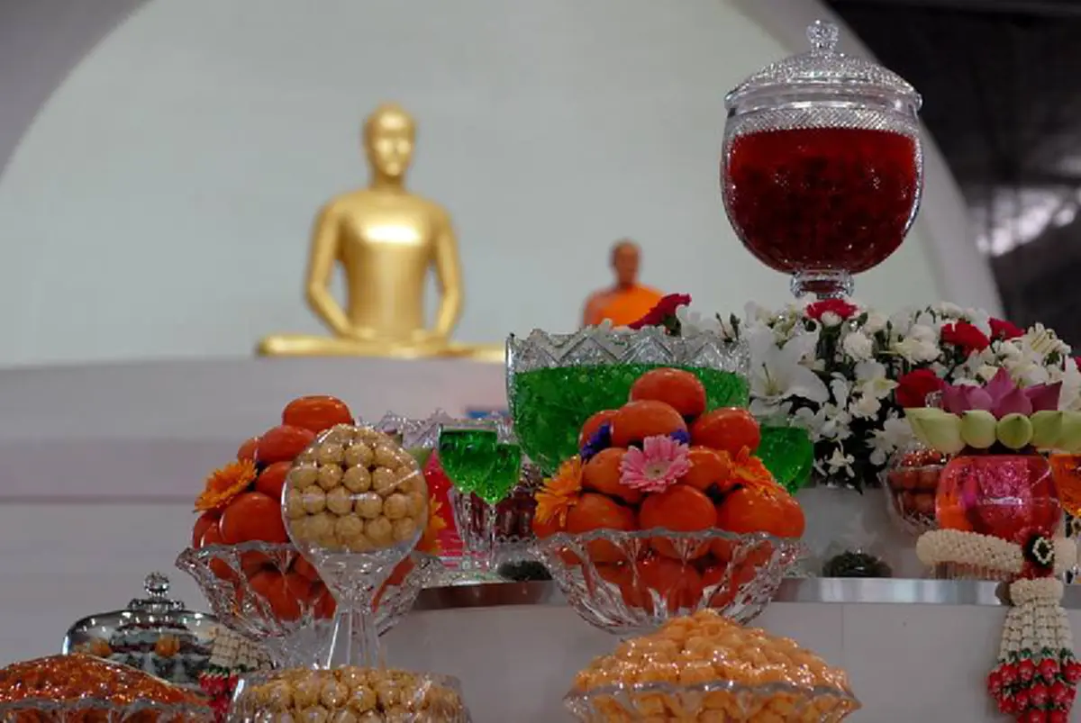 อย่าโทษคสช..ทำเสื่อมเองแท้ๆ!! ชาวเน็ตแชร์ภาพ "พิธีบูชาข้าว" วัดธรรมกาย เจอคำสอนสุดงงสอนลูกศิษย์ให้เน้นความอลังการ ใครจัดใหญ่ถือมีบุญมหาศาล??