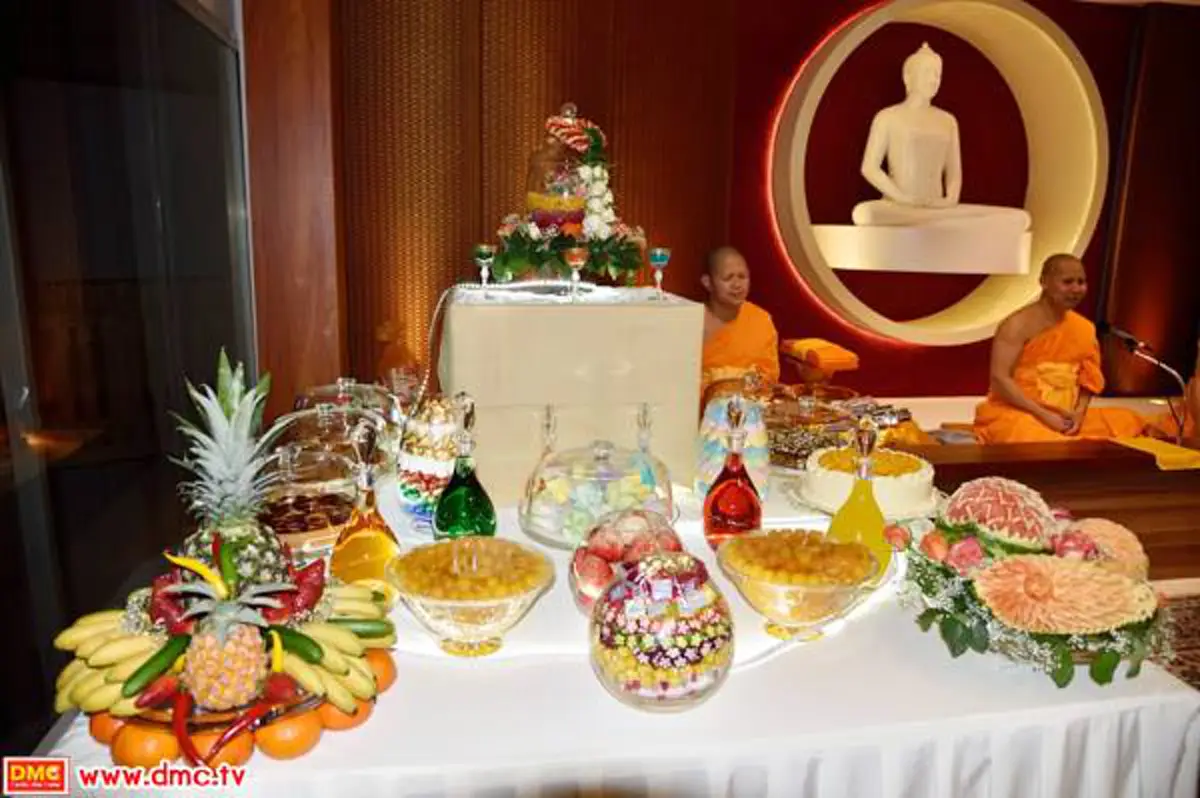 อย่าโทษคสช..ทำเสื่อมเองแท้ๆ!! ชาวเน็ตแชร์ภาพ "พิธีบูชาข้าว" วัดธรรมกาย เจอคำสอนสุดงงสอนลูกศิษย์ให้เน้นความอลังการ ใครจัดใหญ่ถือมีบุญมหาศาล??