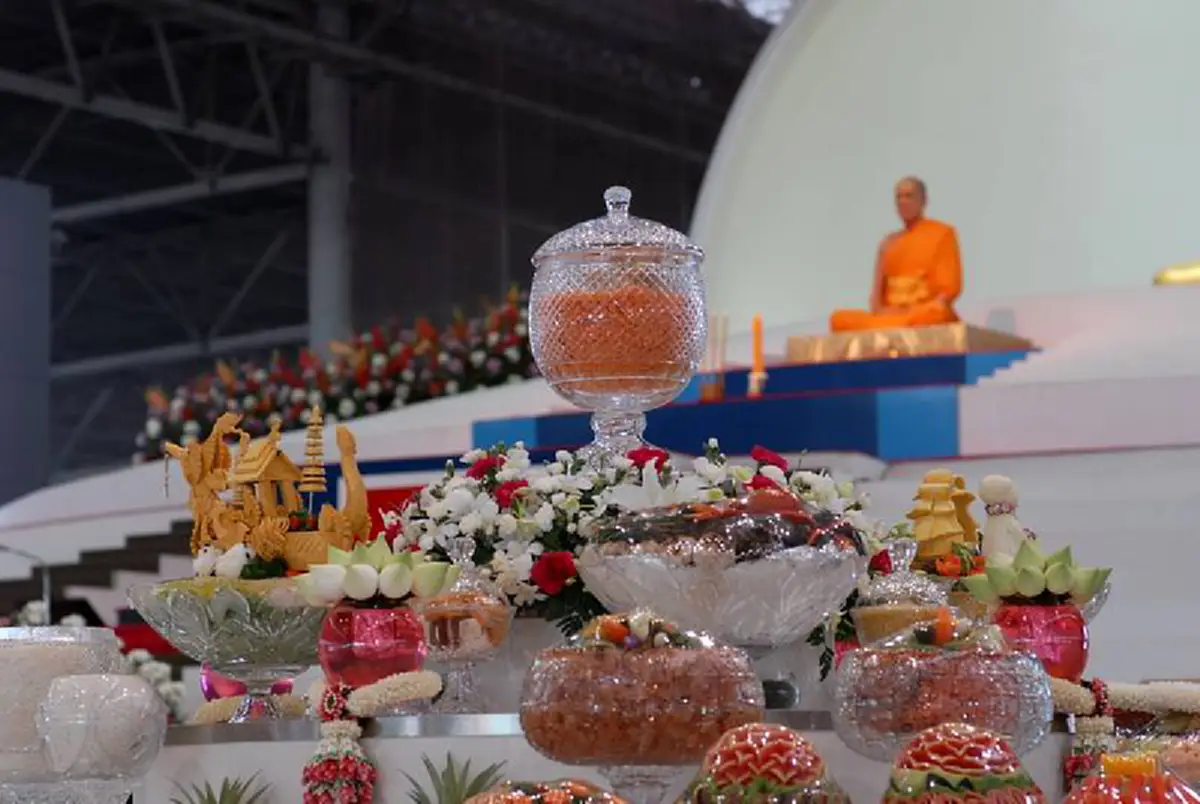 อย่าโทษคสช..ทำเสื่อมเองแท้ๆ!! ชาวเน็ตแชร์ภาพ "พิธีบูชาข้าว" วัดธรรมกาย เจอคำสอนสุดงงสอนลูกศิษย์ให้เน้นความอลังการ ใครจัดใหญ่ถือมีบุญมหาศาล??