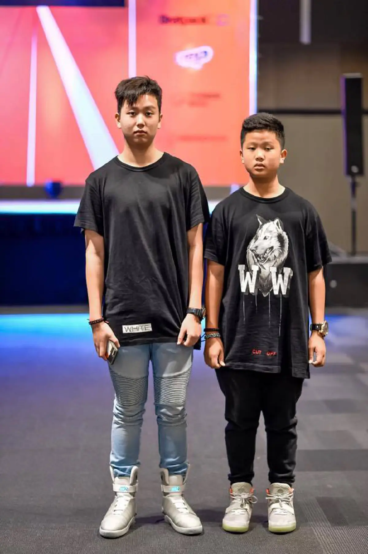 มองเเทบไม่ออก !! จากภาพเด็กหนุ่มยืนคู่กัน ที่เหมือนจะธรรมดาไม่มีอะไร?? .. เเต่ถ้าคนในวงการจะทราบดีว่า 2 วัยรุ่นนี้คือที่สุดในเมืองไทย(มีภาพ)