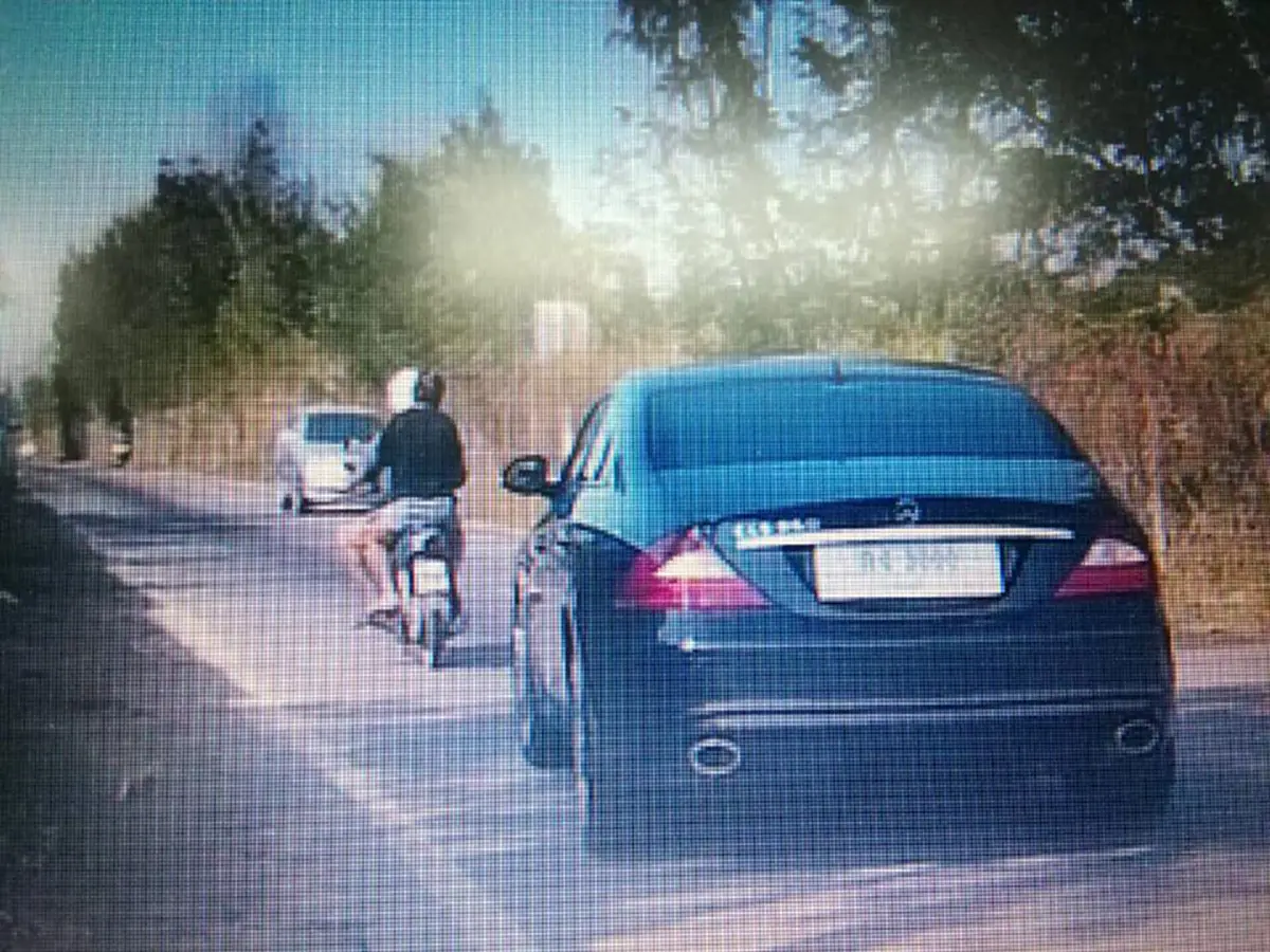 สองตายายที่โดนรถเบนซ์ชนจนได้รับบาดเจ็บ โดนเจ้าหน้าที่ตำรวจ ให้ไปหาหลักฐานมาเพิ่ม ขอทะเบียนรถชัดๆ หลังบอกทะเบียนไป ดันไปตรงกับลูกนักการเมือง?