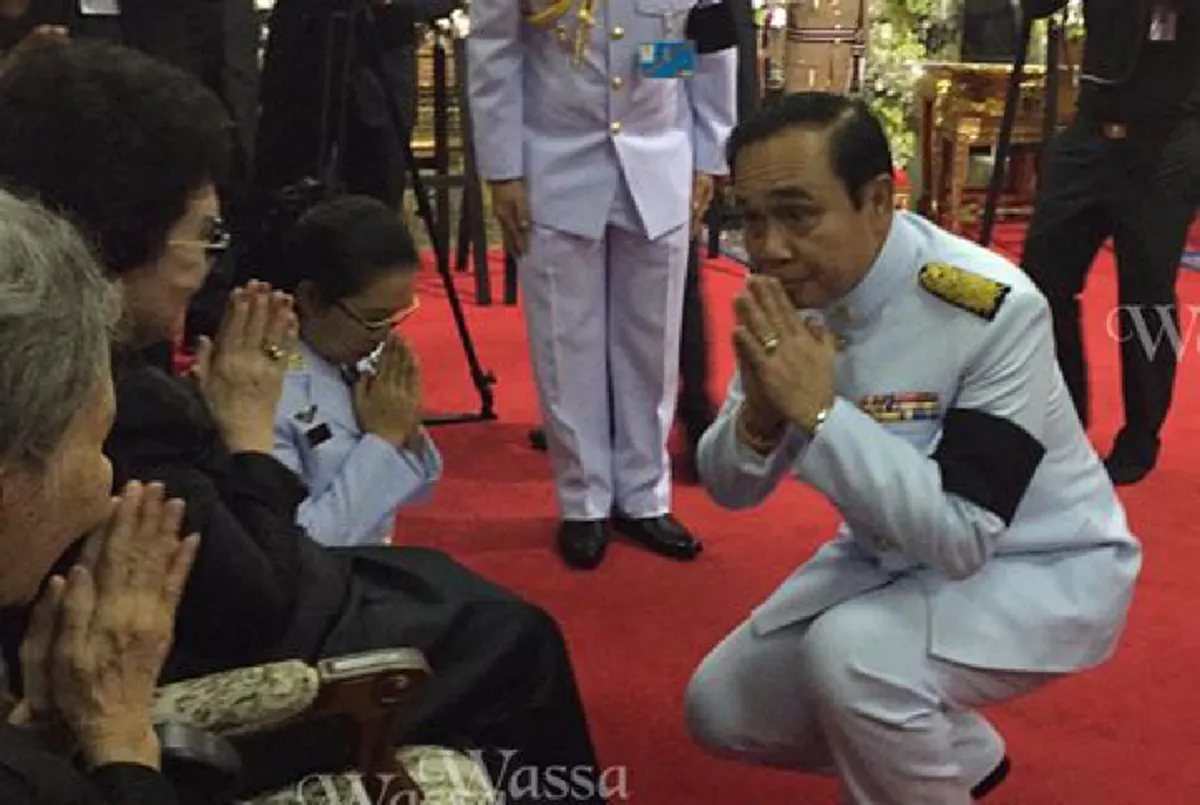 แบบอย่างที่ดี!!! "นายกฯ" นั่งลงด้วยความน้อบน้อม ก้มสวัสดี พญ.สุมมนา ภริยา "พล.อ.อิสระพงศ์" แม่ทัพผู้ล่วงลับ!!!