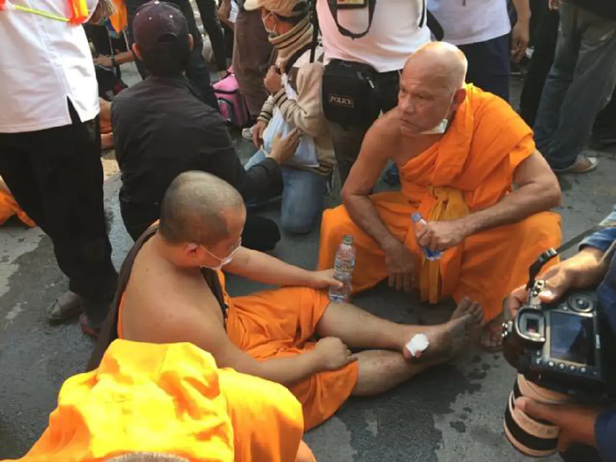 ด่วน!!! ชุลมุน "พระ-ลูกศิษย์ธรรมกาย" ปะทะเดือด เจ้าหน้าที่ควบคุมฝูงชน ใช้มวลชนผลักดันเจ้าหน้าที่ออกจากประตู!!!