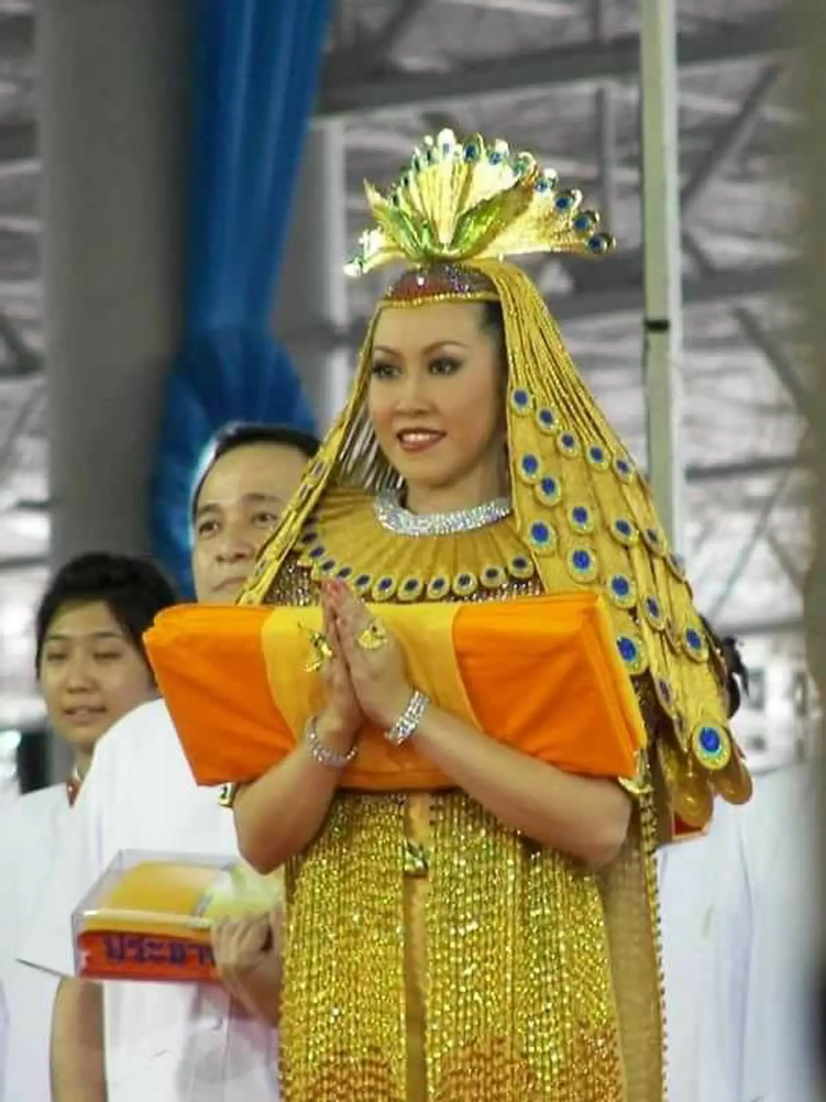 ชำแหละ!! "ชุดมหาลดาปสาธน์" อ้อ-ศศินา ใส่ทอดกฐินวัดพระธรรมกาย เผยคุณสมบัติหญิงที่จะใส่ชุดนี้ได้ต้องไม่ธรรมดา!!