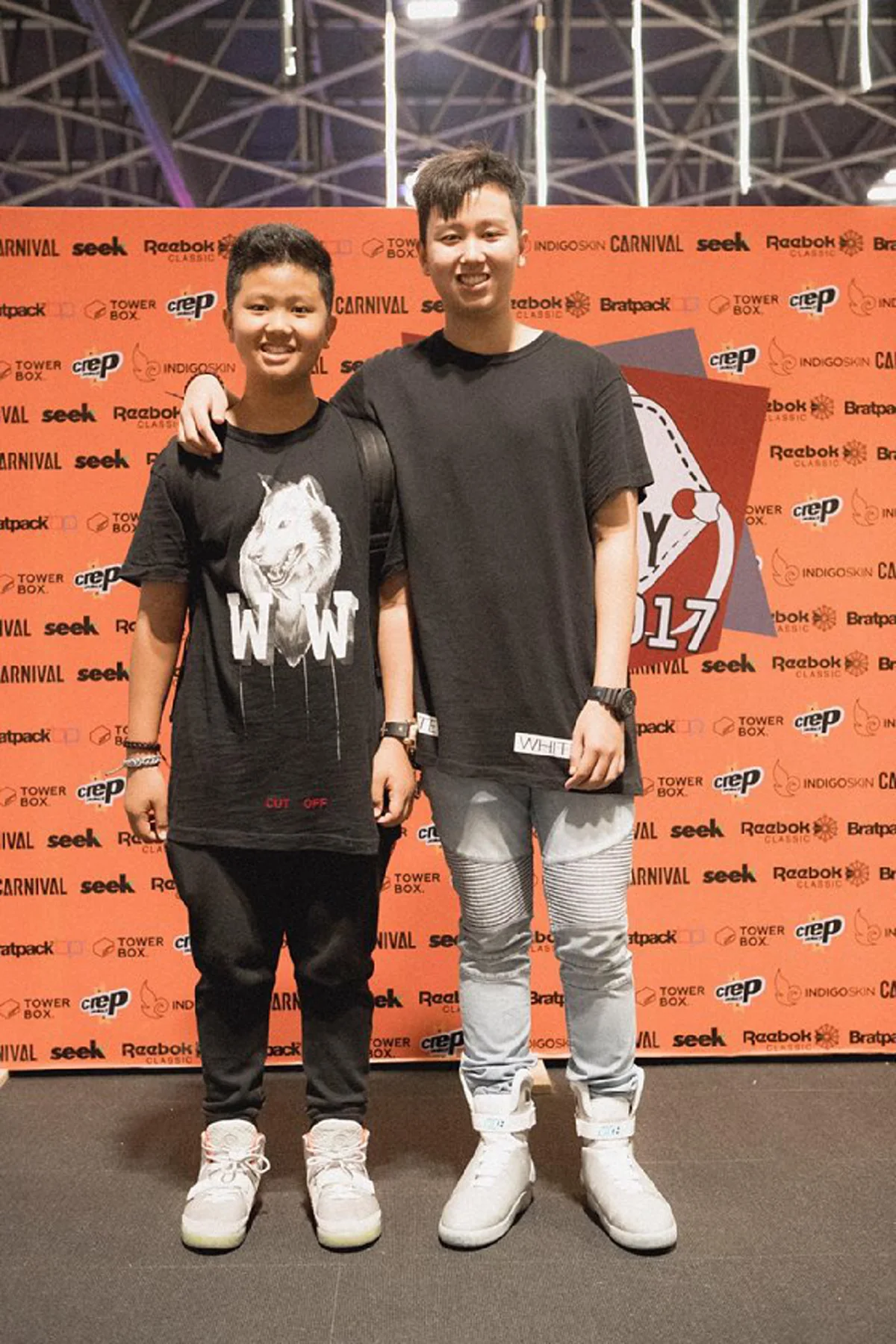 มองเเทบไม่ออก !! จากภาพเด็กหนุ่มยืนคู่กัน ที่เหมือนจะธรรมดาไม่มีอะไร?? .. เเต่ถ้าคนในวงการจะทราบดีว่า 2 วัยรุ่นนี้คือที่สุดในเมืองไทย(มีภาพ)