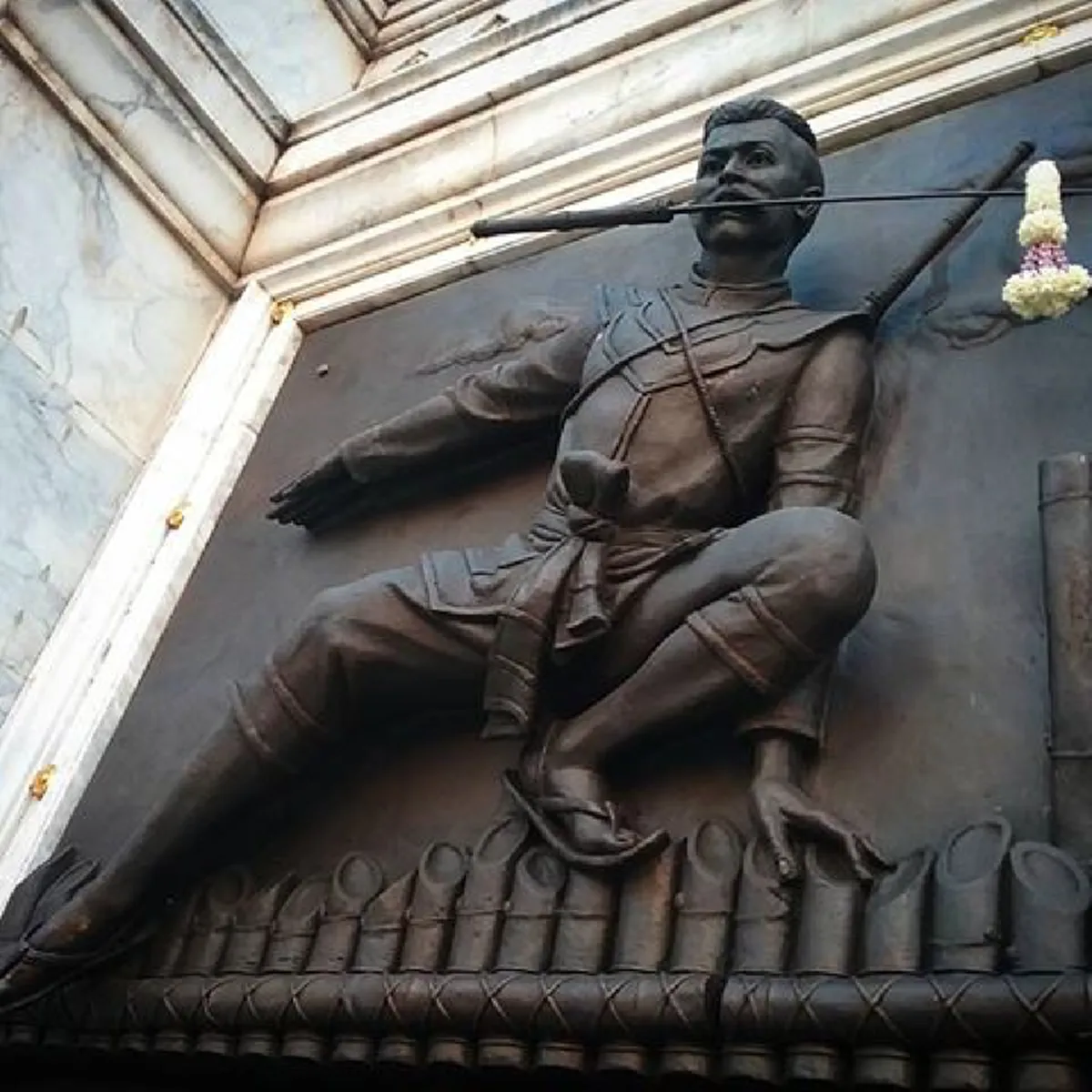 พุทธคุณอันสูงส่ง!! เปิดตำนาน "พระหูยาน กรุลพบุรี" คู่พระบารมี "สมเด็จพระนเรศวรมหาราช" เมือครั้งออกศึกอันเป็นที่มาของ "พระแสงดาบคาบค่าย" !!