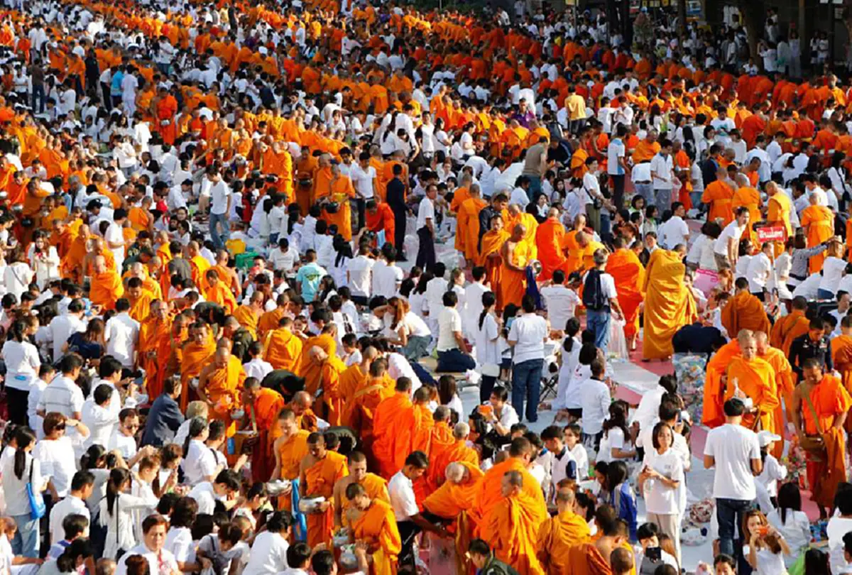 แฉกันให้เห็นชัดๆ!! กิจของสงฆ์แห่ง “วัดพระธรรมกาย” วันๆทำอะไรบ้าง เพจดังแฉยับไม่รับกิจนิมนต์สวดพระอภิธรรมศพ-จัดอีเว้นท์จุดพลุนานาชาติ??