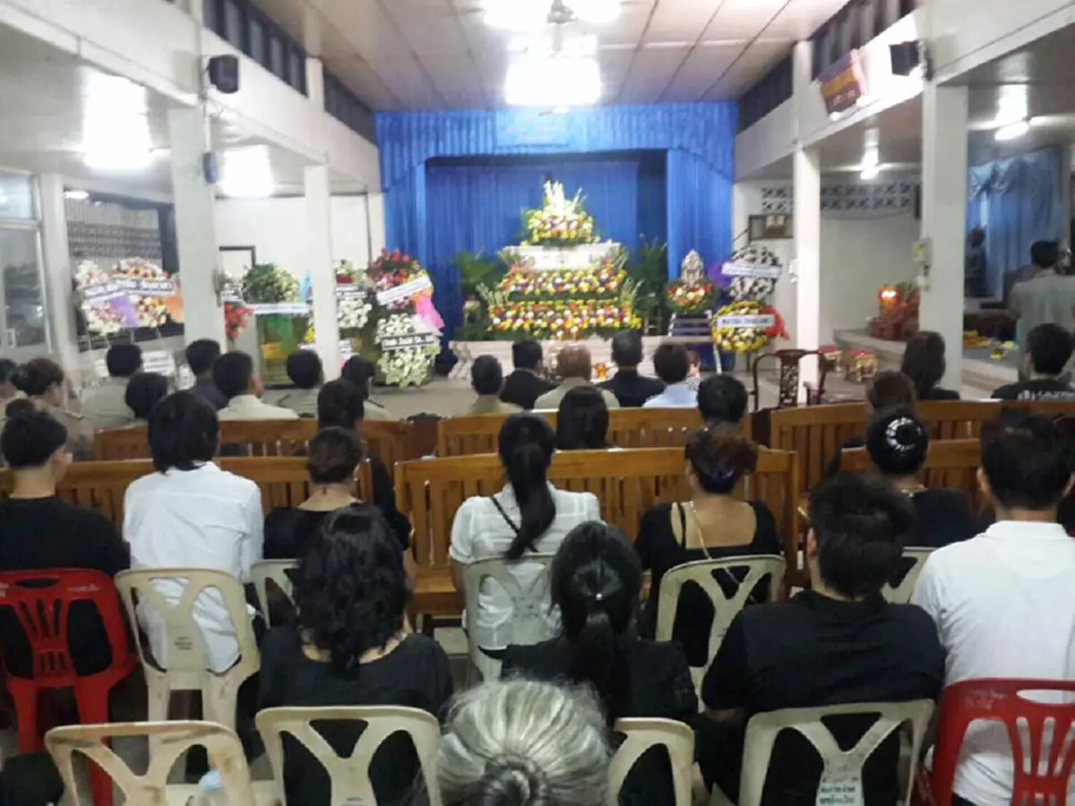 อุทิศชีวิตให้วัดธรรมกาย !?!? "องอาจ" นำทีมศิษย์ธรรมกาย ...ร่วมสวดศพ"ลุงอนวัช" (ชมภาพชุด)