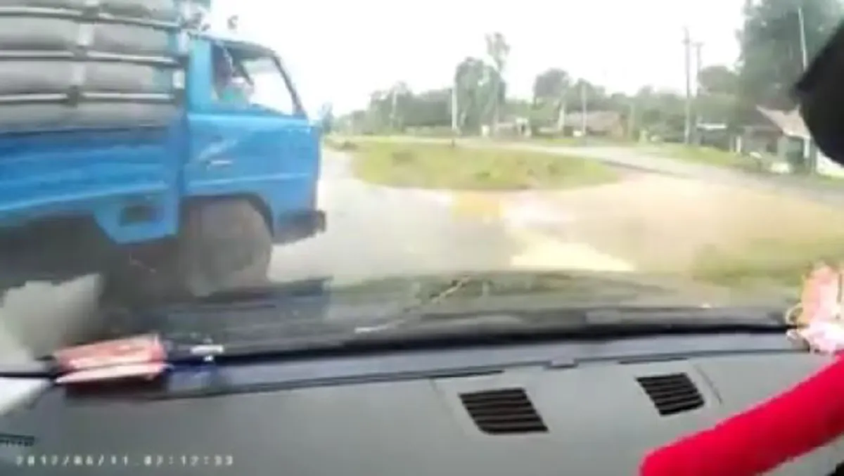 กูเกือบตายแล้วไหมไอ้เวร!! สาวหวิดดับ ขับรถอยู่ดีๆเจอรถบรรทุกปาดหน้า ฟังน้ำคำเดือดจัด “ผมไม่รับ” ดูมันทำ! (คลิป)