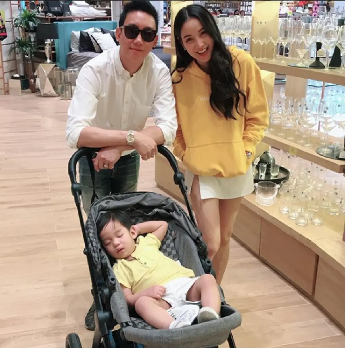 โซเชียลดราม่าหนัก! พี่เลี้ยงทำโทษน้องเรซซิ่ง เห็นแล้วสงสาร ตีน้องแรงไปไหม?