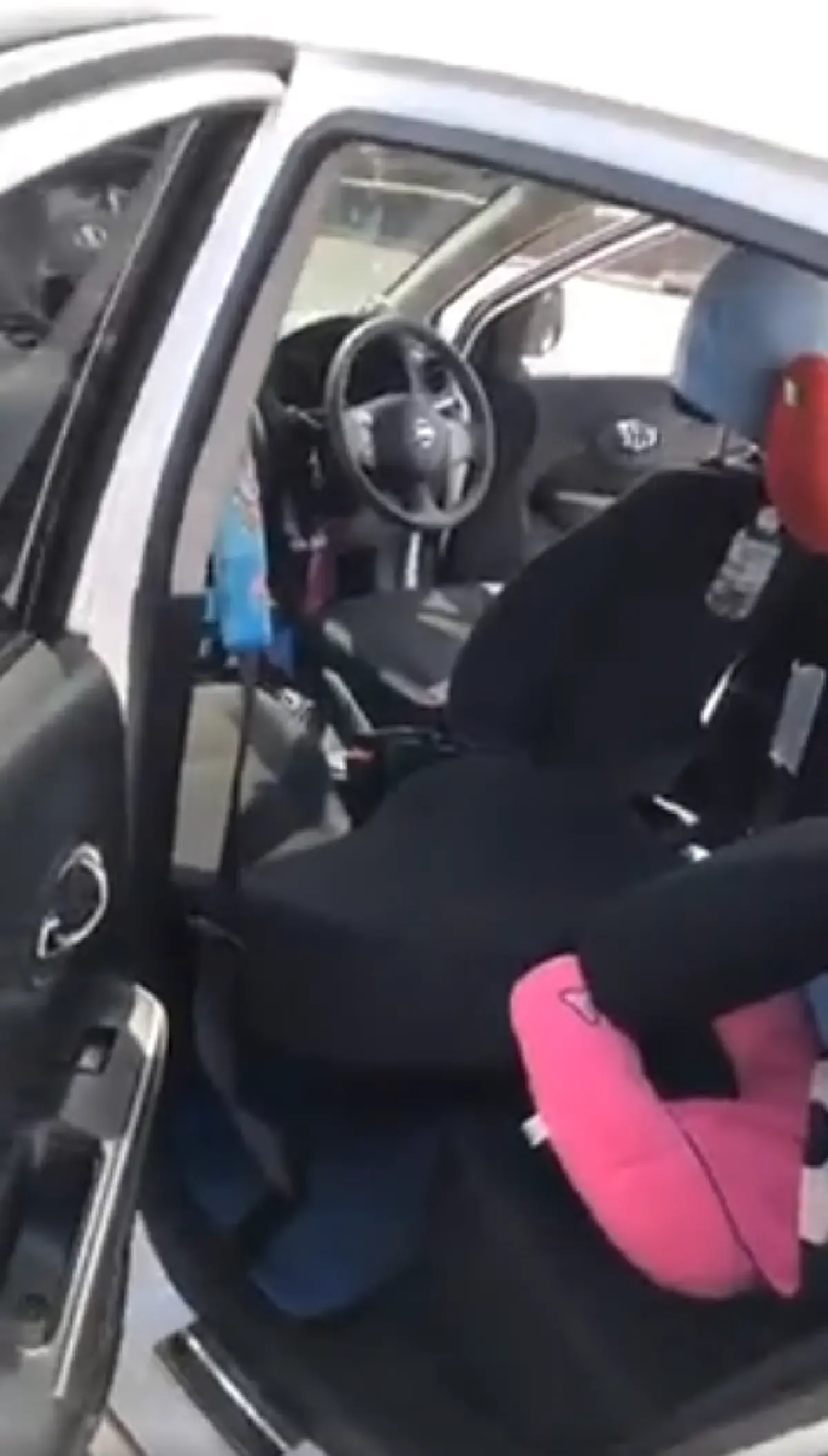 ระทึก! เก๋งจอดแช่ข้างทาง กู้ภัยเจอ 3 พ่อแม่ลูก นอนหมดสติคารถ แม่อาการหนักน้ำลายฟูมปาก