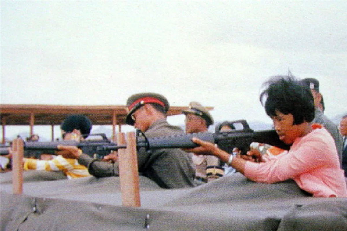 ธ ทรงเป็น จอมทัพไทย!! อีกหนึ่งพระปรีชาสามารถของ "ในหลวง ร.9 - สมเด็จพระราชินีฯ" ด้านทรงพระแสงปืน ที่คนรุ่นหลังไม่เคยได้เห็น (ภาพ)