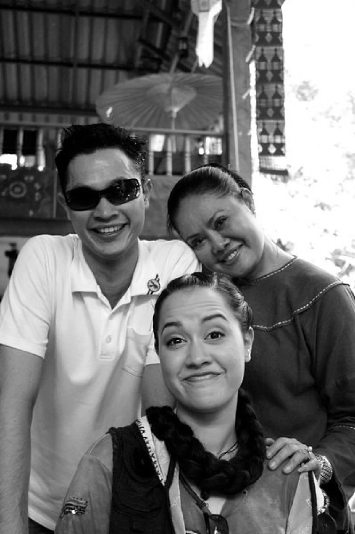 ช็อกวงการ!! นี่หรือ?  "ลานนา" อดีตนักร้องดัง จู่ๆเงียบหายทิ้งไมค์ หนีมาอยู่กับหนุ่มรูปหล่อ? ดีกรีทายาทคนใหญ่โตแห่งล้านนา!!