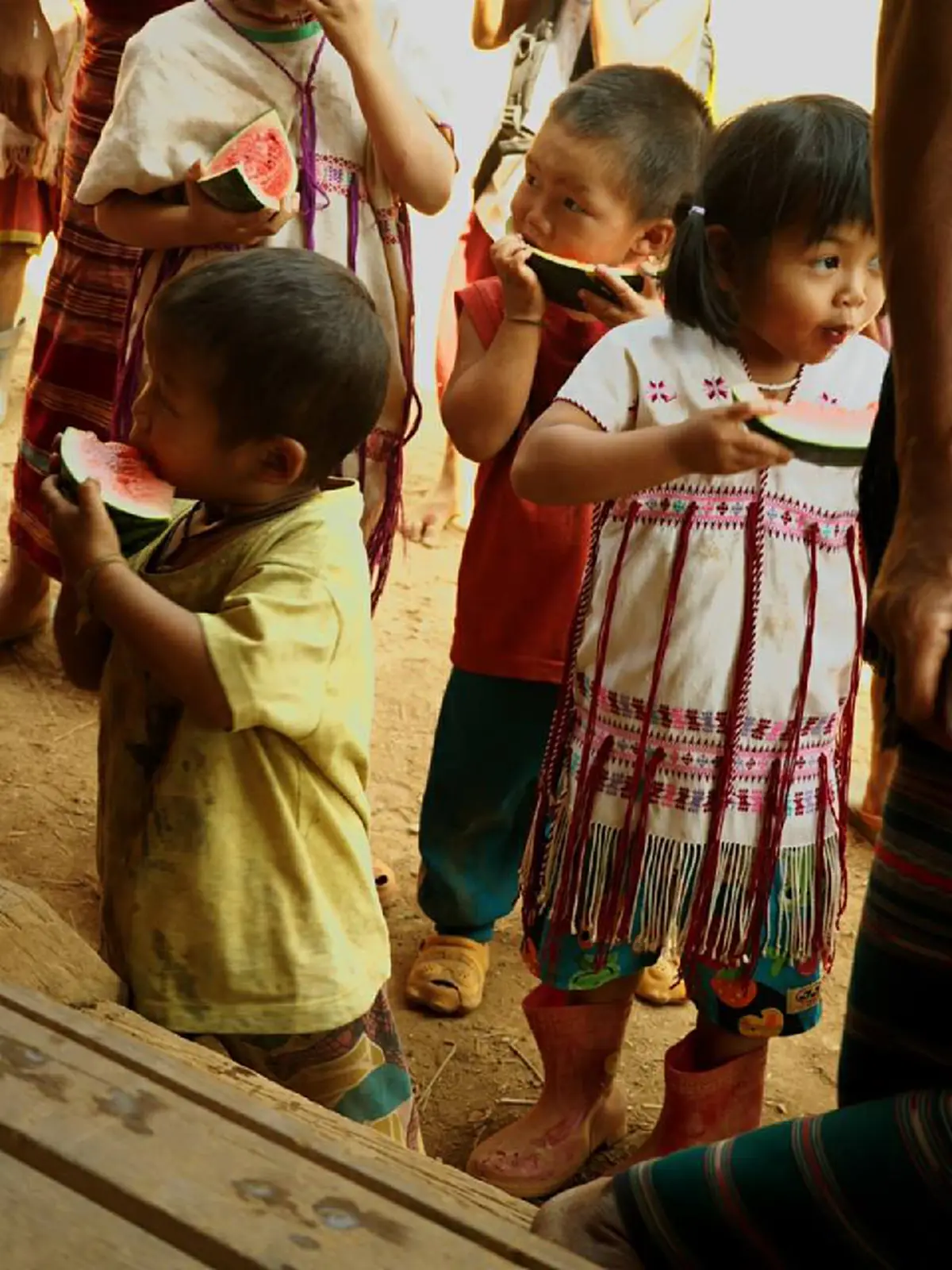 กราบสาธุรัวๆ!! ภาพสุดประทับใจ เมื่อ “พระจูเลียน” บริจาคผลไม้ให้เด็กๆที่บ้านโทคามน้อยได้กิน และเป็นครั้งแรกของเด็กๆที่ได้รู้จักกับ “แตงโม”