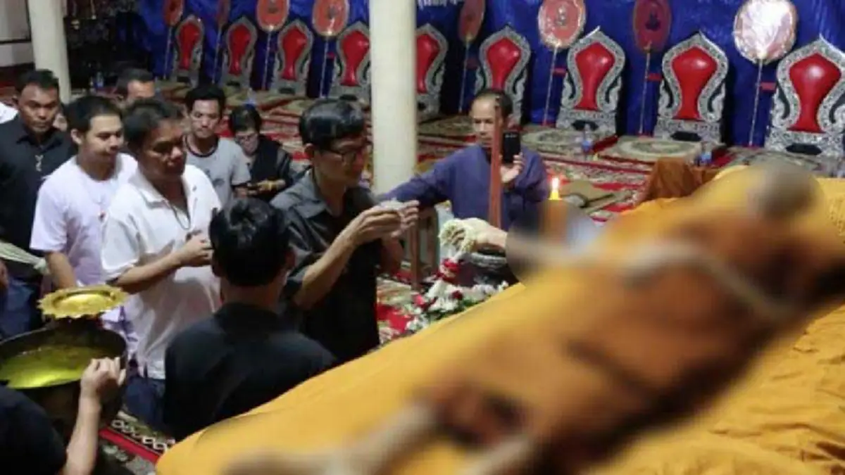 สิ้นแล้ว !! "หลวงปู่บุญมา" เกจิดังของ"จังหวัดชุมพร" สิริอายุ 92 ปี เซียนหวยเล็งอายุ! พากันแห่ซื้อเกลี้ยงแผง !! (ชมภาพ)