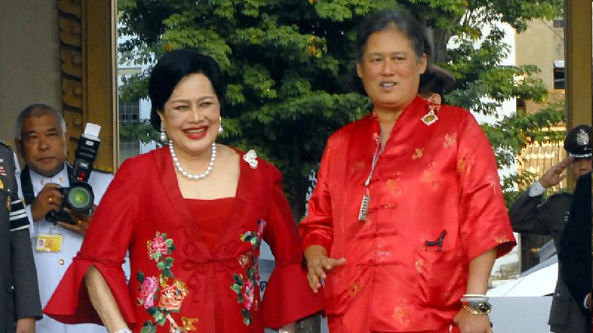 พระราชอารมณ์ขันของ “สมเด็จพระเทพรัตนราชสุดาฯ“ ที่ทรงแอบซ่อนในงานวรรณกรรมเช่น"ในที่พักประตูตู้เหมือนประตูห้องมาก จนเปิดเดินเข้าตู้ไปหลายรอบ" 