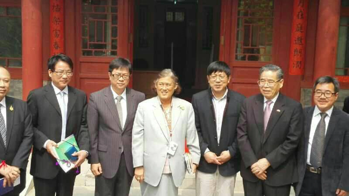 พระราชอารมณ์ขันของ “สมเด็จพระเทพรัตนราชสุดาฯ“ ที่ทรงแอบซ่อนในงานวรรณกรรมเช่น"ในที่พักประตูตู้เหมือนประตูห้องมาก จนเปิดเดินเข้าตู้ไปหลายรอบ" 