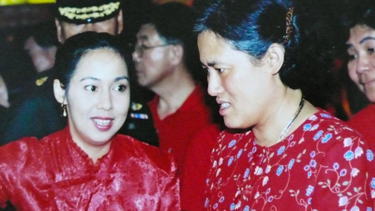 พระราชอารมณ์ขันของ “สมเด็จพระเทพรัตนราชสุดาฯ“ ที่ทรงแอบซ่อนในงานวรรณกรรมเช่น"ในที่พักประตูตู้เหมือนประตูห้องมาก จนเปิดเดินเข้าตู้ไปหลายรอบ" 