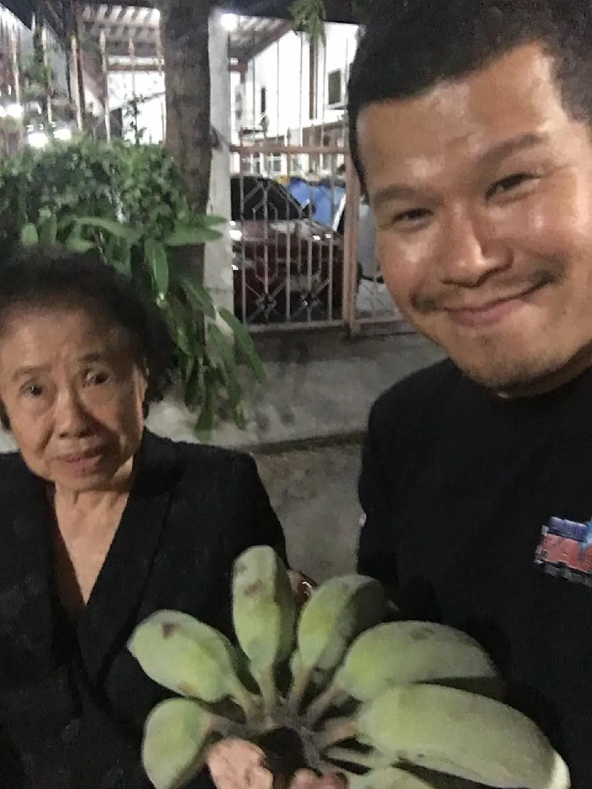 แฮปปี้เอนดิ้ง !!! หนุ่มโพสต์ FB ปะทะคารม มนุษย์ป้า" ปมวางกระถางต้นไม้ขวางถนน ทำรถถอยเข้าบ้านไม่ได้ ล่าสุดๆ เคลียร์ใจจบปัญหานี้เเล้ว ???