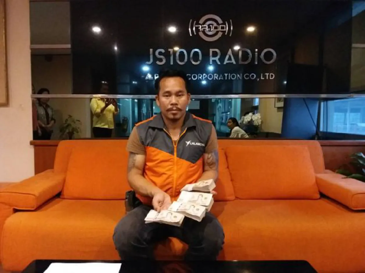 หนุ่มพลเมืองดีขับรถเจอเงินปึกใหญ่ กว่า 3 แสนตกริมถนน เก็บคืนเจ้าของชาวอิหร่านสุดตื้นตัน