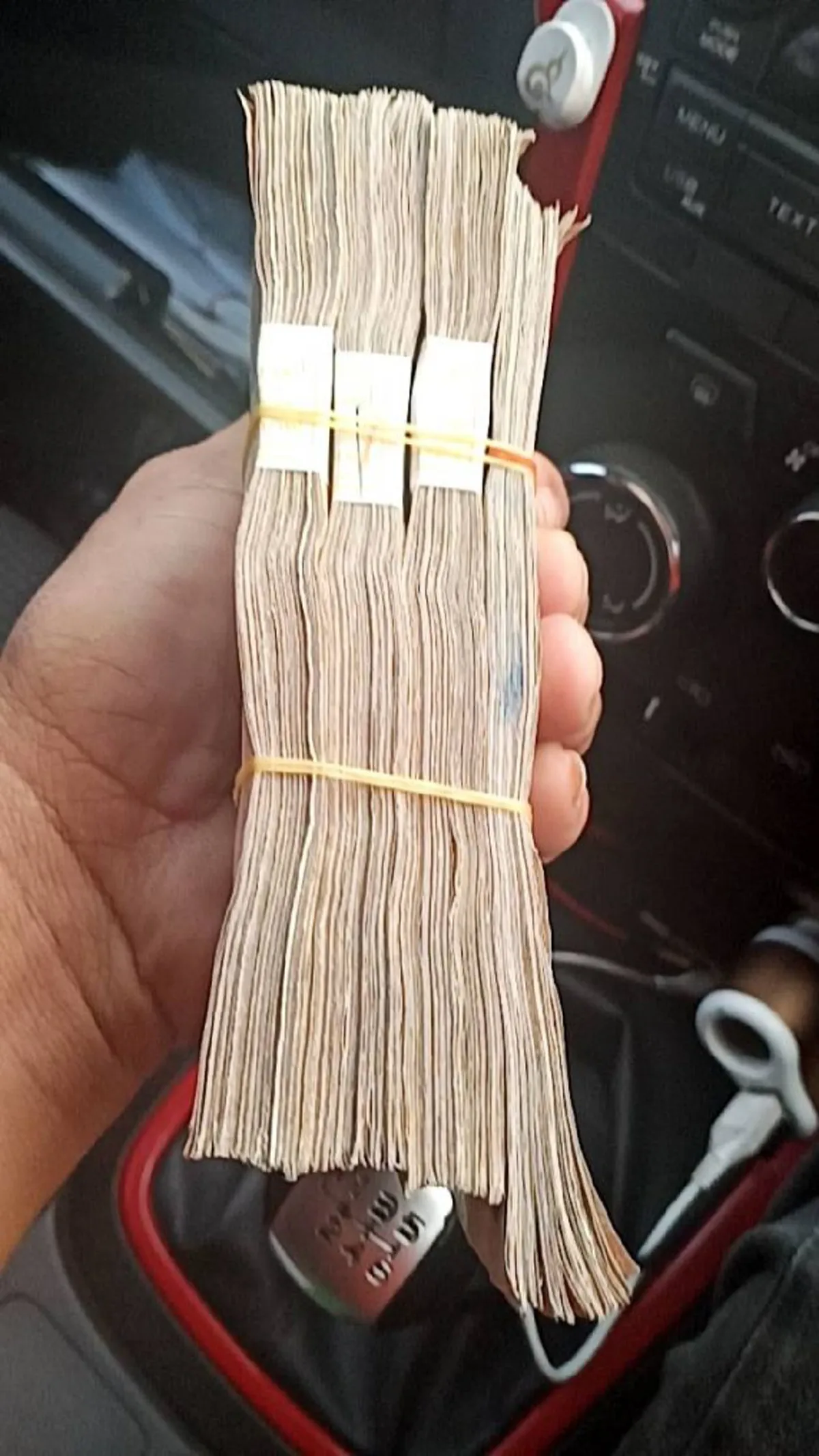 หนุ่มพลเมืองดีขับรถเจอเงินปึกใหญ่ กว่า 3 แสนตกริมถนน เก็บคืนเจ้าของชาวอิหร่านสุดตื้นตัน