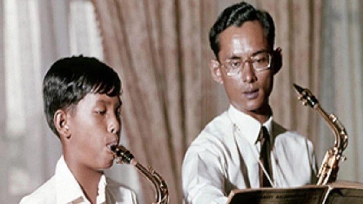 “ชายร้องเพลงดาวดวงเดือนให้แม่ฟังหน่อย ร้องแบบที่แม่ชอบนะ”รับสั่งของสมเด็จพระนางเจ้าฯ พระบรมราชินีนาถในรัชกาลที่๙ ทรงตรัสขอกับในหลวง ร. ๑๐