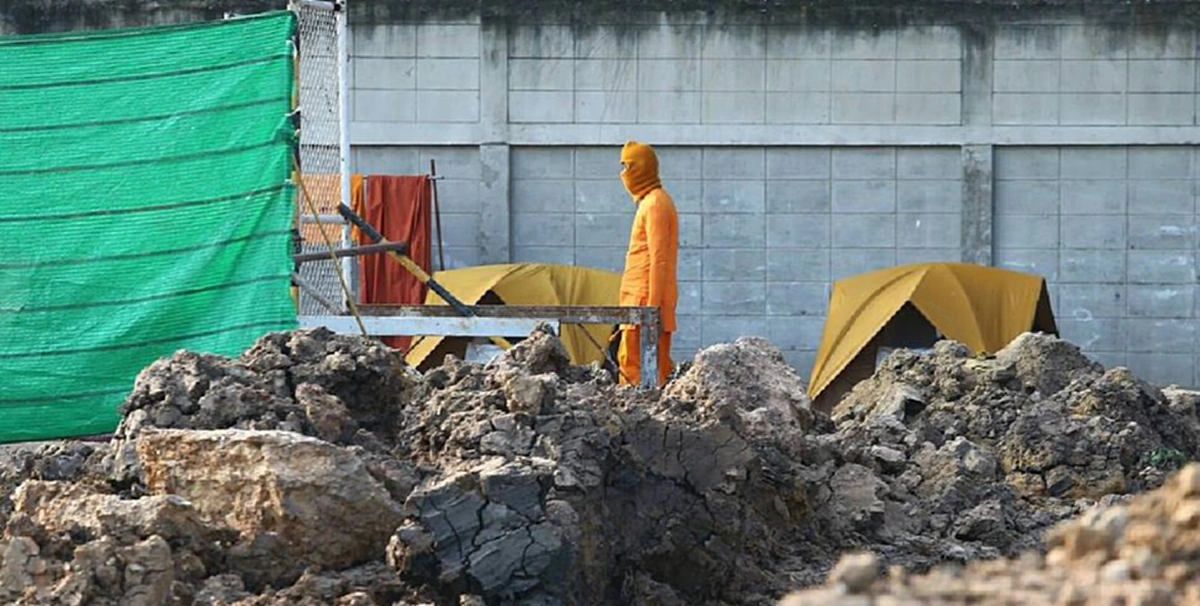 ฟ้องด้วยภาพ! เกิดมาเพิ่งเคยเห็นพระสงฆ์จะต้องปิดหน้าปิดตาคลุมเป็น "ไอ้โม่ง" ขนาดนี้เลยหรือ? นี่พระแท้หรือพระปลอม?