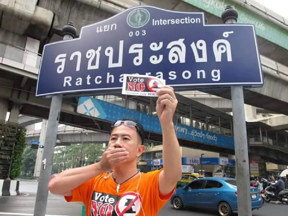 ลับๆล่อๆแบบนี้กลิ่นไม่ดี!! รวบชายต้องสงสัยโผล่สนามชุมนุมธรรมกายวิ่งหนีขอตรวจค้น สอบประวัติย้อนหลังเป็นระดับแกนนำเคยเคลื่อนไหวร่วมบก.ลายจุด!?
