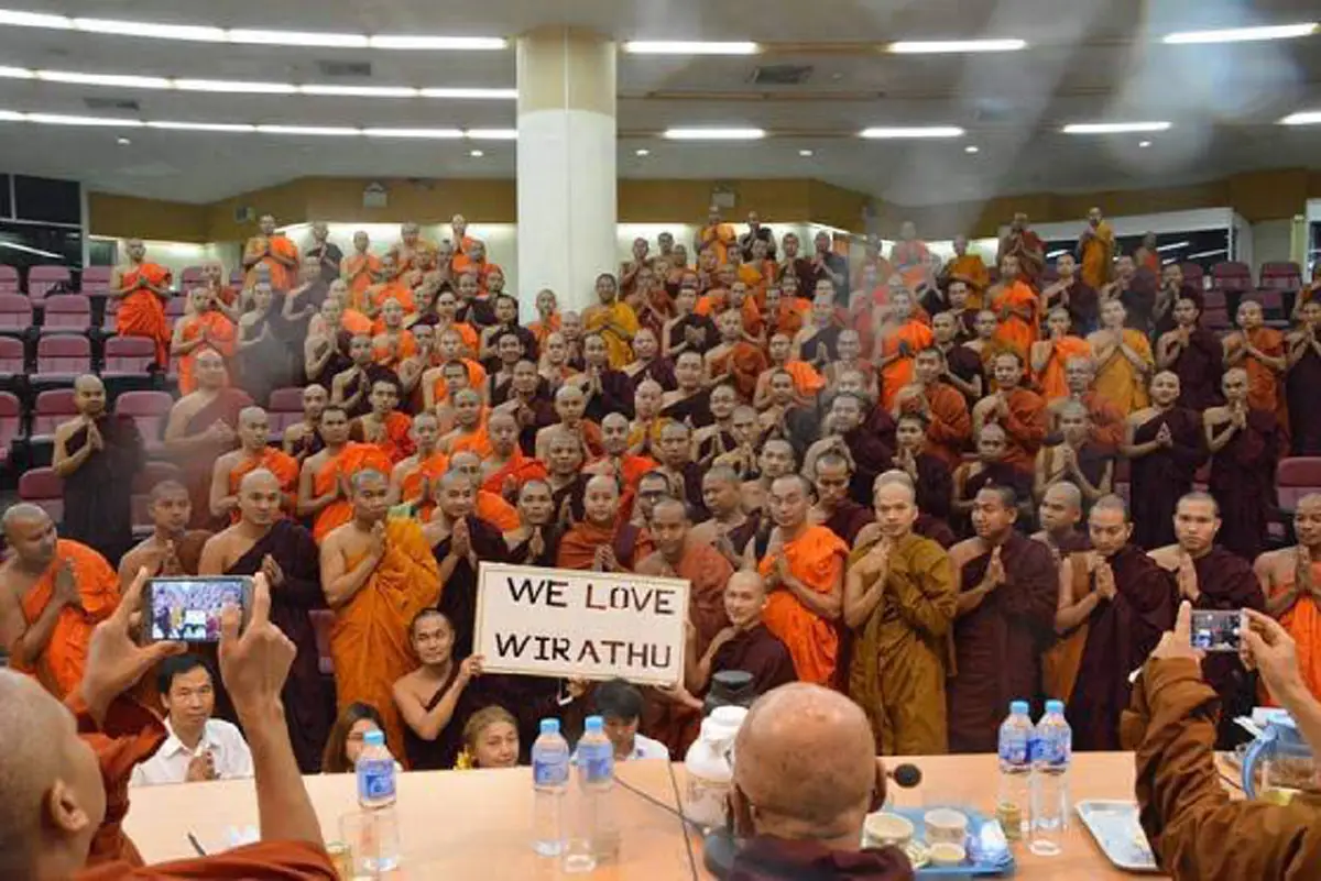 เปิดโปง แผนอุบาทว์!! "เพจดัง" เตือนอันตราย แผนนำพระพม่า ช่วย "กบฎผีบุญชโย" -จ้างต่างด้าว 1 แสน ร่วมต้าน ม.44!!