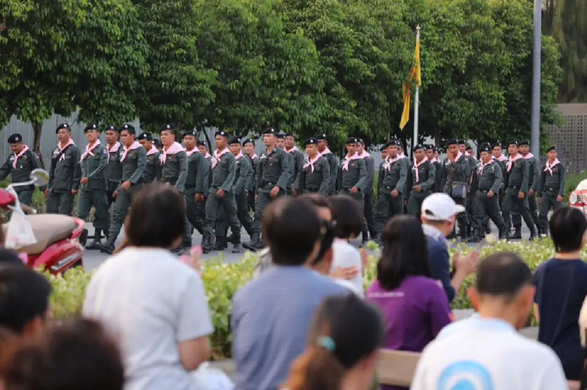 ดราม่าอีกแล้ว !?!? "พระสนิทวงศ์" สื่ออะไรยังไง ความหมาย "Peace-Soldier"...เปรียบเทียบวัดพระธรรมกายอย่างกับสนามรบ (รายละเอียด)