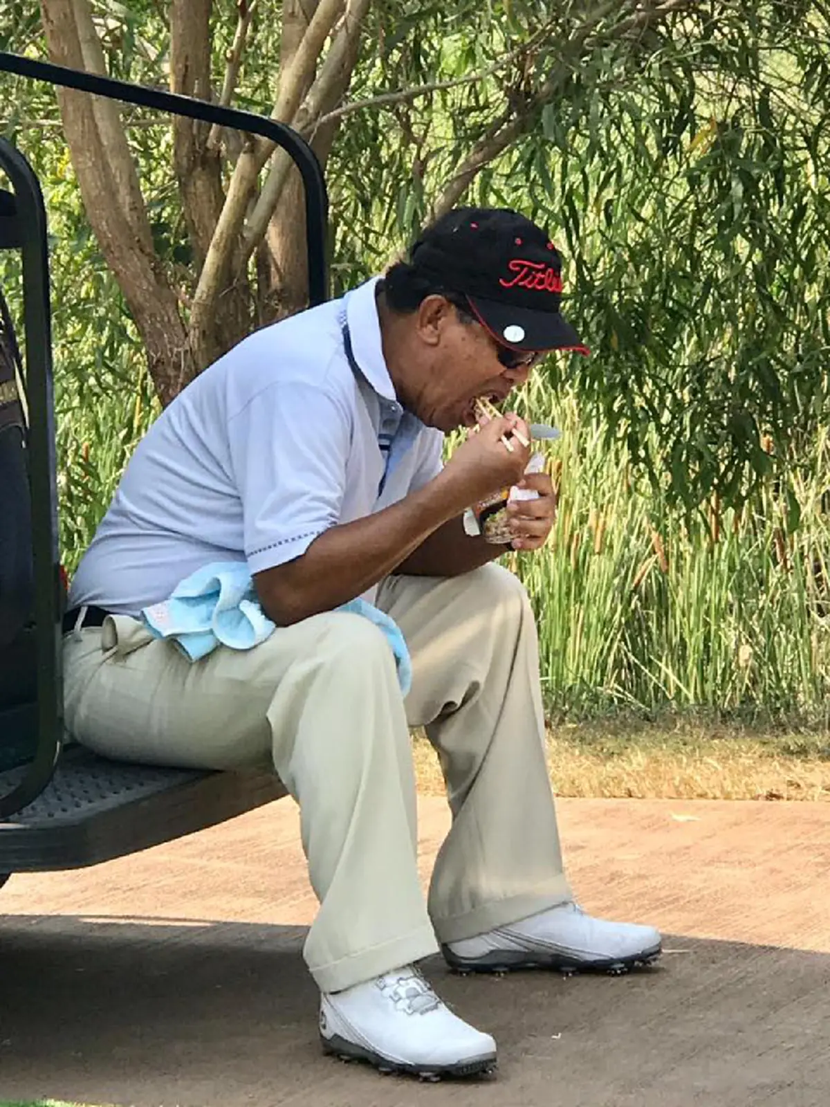 ก็มันหิวนี่น่า!! "สมเด็จฮุน เซน"  ซด บะหมี่กึ่งสำเร็จรูปจากไทย หลังหมดแรงจากออกรอบตีกอล์ฟ พร้อมคำชม  เจ้าของสินค้าน่าจ่ายค่าตัวให้ด้วยนะ