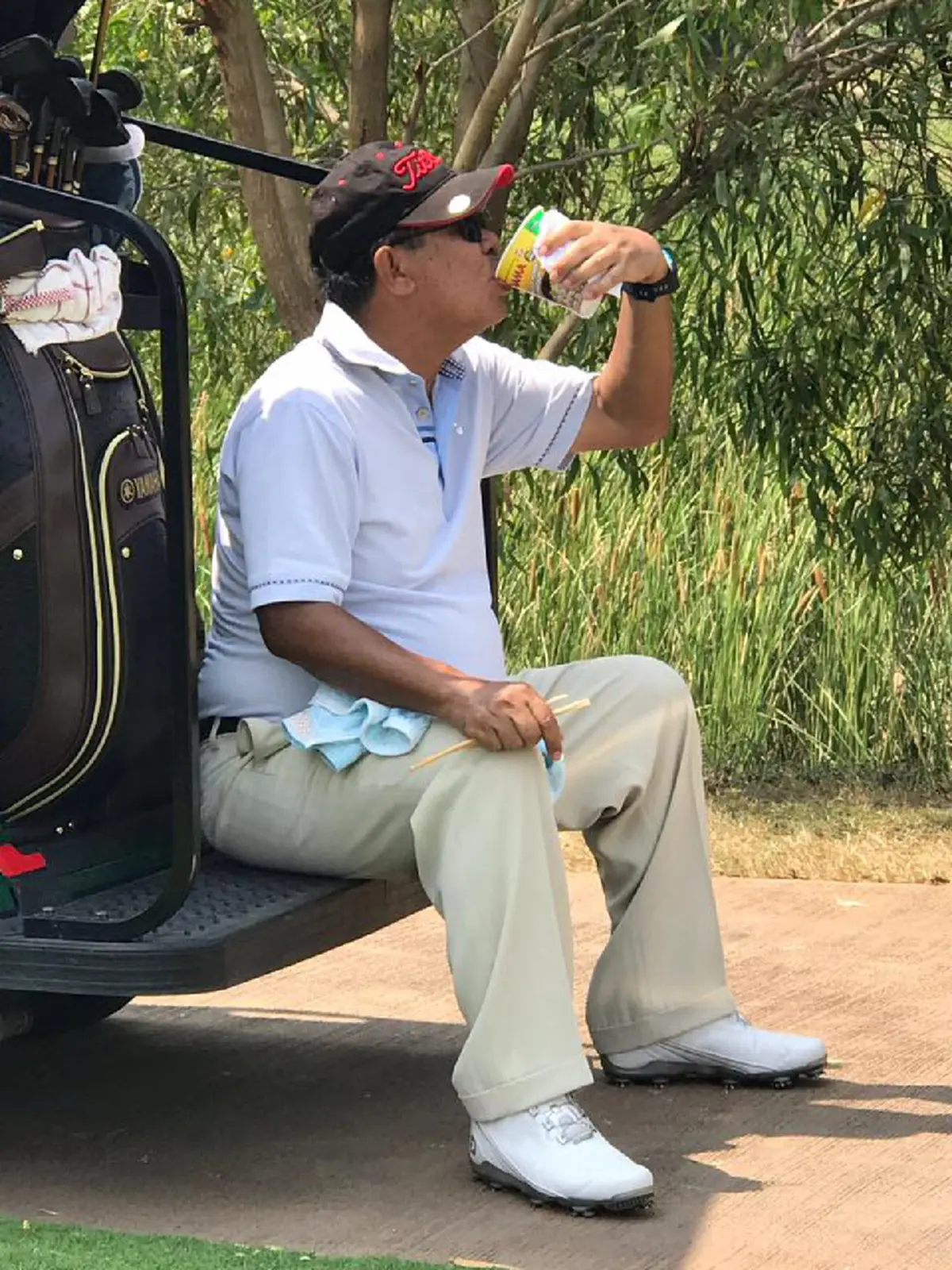 ก็มันหิวนี่น่า!! "สมเด็จฮุน เซน"  ซด บะหมี่กึ่งสำเร็จรูปจากไทย หลังหมดแรงจากออกรอบตีกอล์ฟ พร้อมคำชม  เจ้าของสินค้าน่าจ่ายค่าตัวให้ด้วยนะ