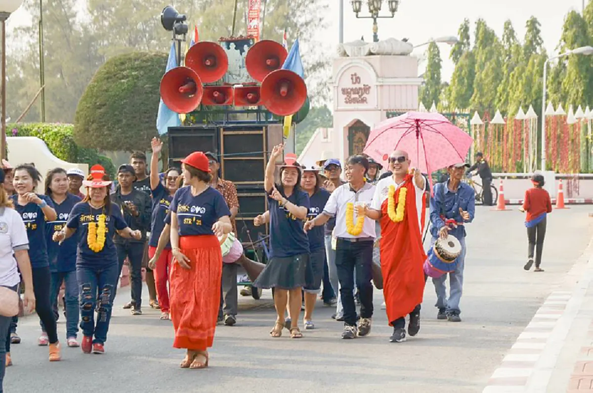 จะเอาฮาไปไหน ??? เพจดังเปิดเผย "ชายหน้าคล้ายพระธัมมชโย" งานนี้เหมือนจริงๆ ช่วยคลายเครียดได้ช่วงข่าวธรรมกาย