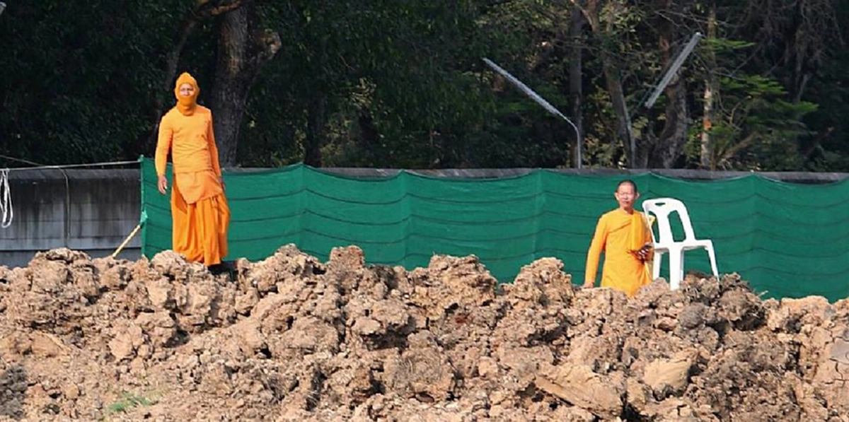 ฟ้องด้วยภาพ! เกิดมาเพิ่งเคยเห็นพระสงฆ์จะต้องปิดหน้าปิดตาคลุมเป็น "ไอ้โม่ง" ขนาดนี้เลยหรือ? นี่พระแท้หรือพระปลอม?