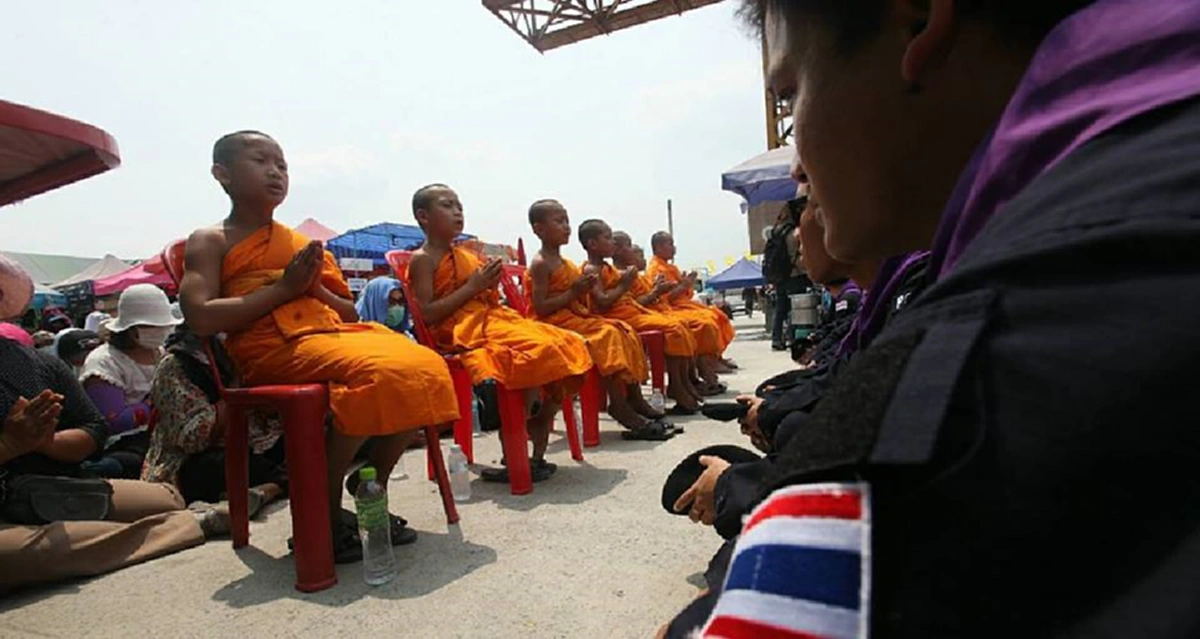 ฟ้องด้วยภาพ !!! ธรรมกายใช้ "เด็กและผู้หญิง" เผชิญหน้ากับทหาร-ตำรวจอีกแล้ว! เหตุเกิดตลาดกลางคลองหลวง