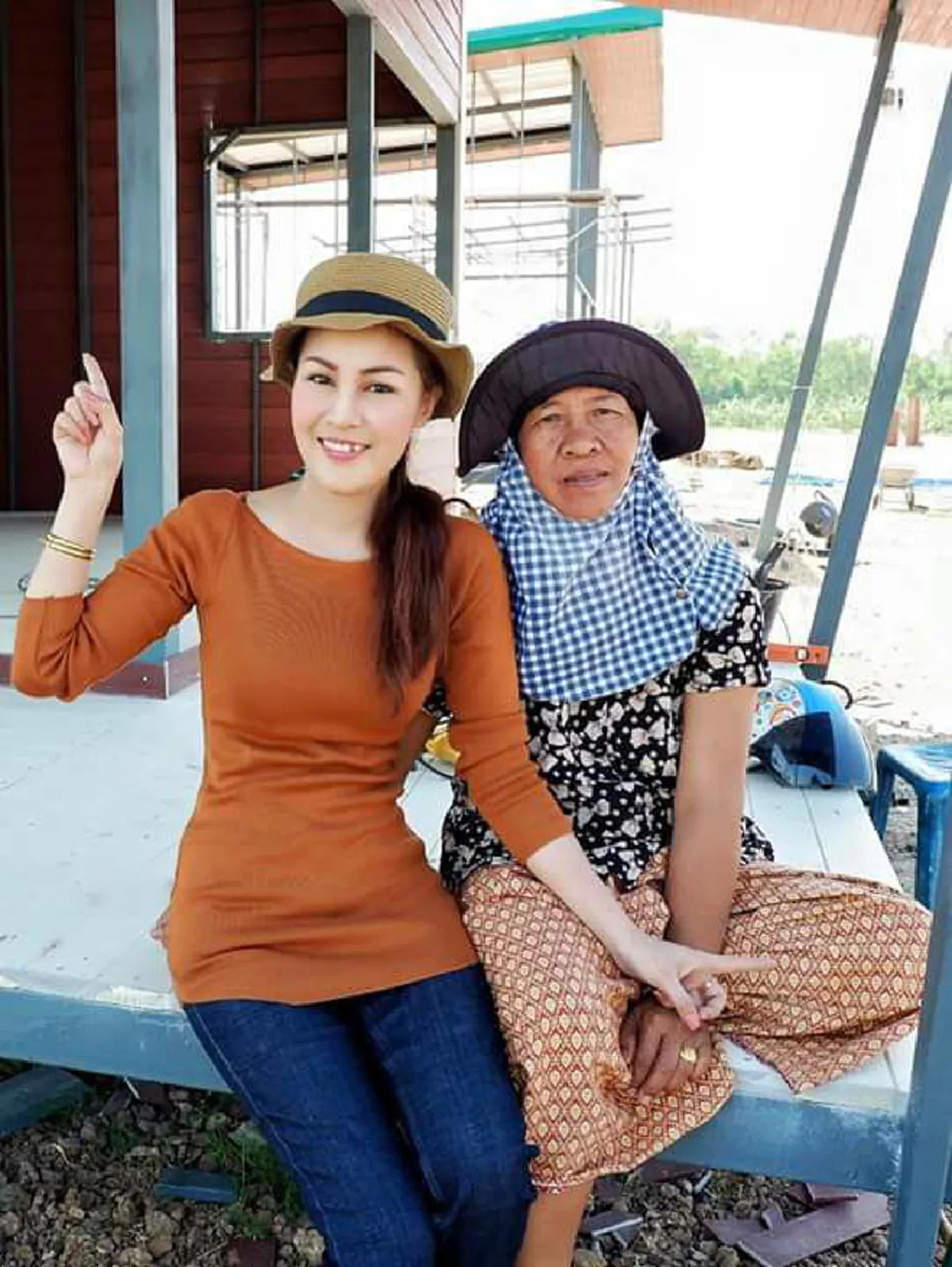 สุดช็อค !!! หญิงลี ศรีจุมพล โพสต์ IG แม่ถูกรถพุ่งชนต่อหน้า ต้องเข้าผ่าตัดด่วนหลังอาการโคม่า !!!