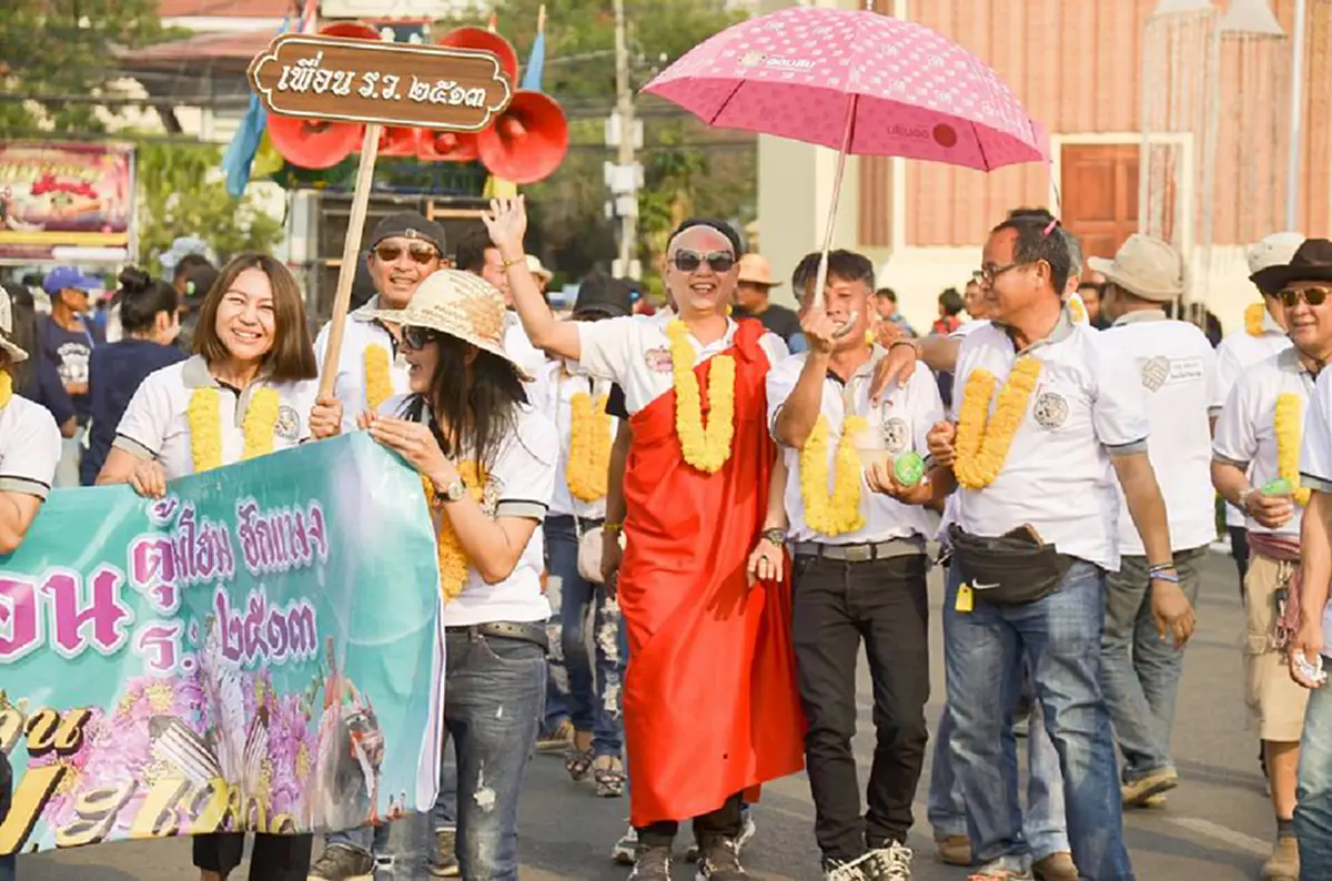 จะเอาฮาไปไหน ??? เพจดังเปิดเผย "ชายหน้าคล้ายพระธัมมชโย" งานนี้เหมือนจริงๆ ช่วยคลายเครียดได้ช่วงข่าวธรรมกาย