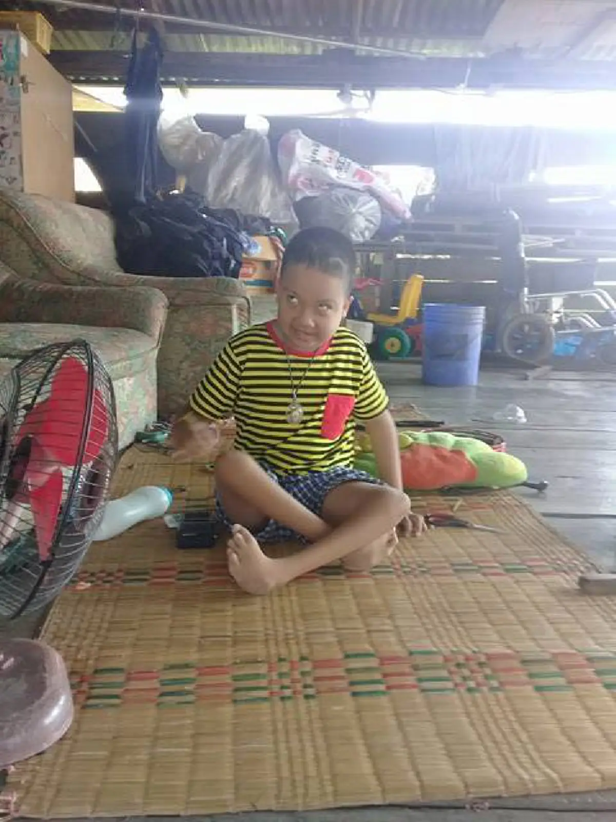 ชะตาชีวิตสุดโหดร้าย!! ชาวเน็ตแชร์เรื่องราวด.ช.วัย11ปีเห็นแต่เล็กๆรู้เป็นโรคลมชักน่าสงสารตอนนี้ยิ่งอาภัพแม่คอยเลี้ยงดูเสียชีวิตตา2ข้างมืดบอด
