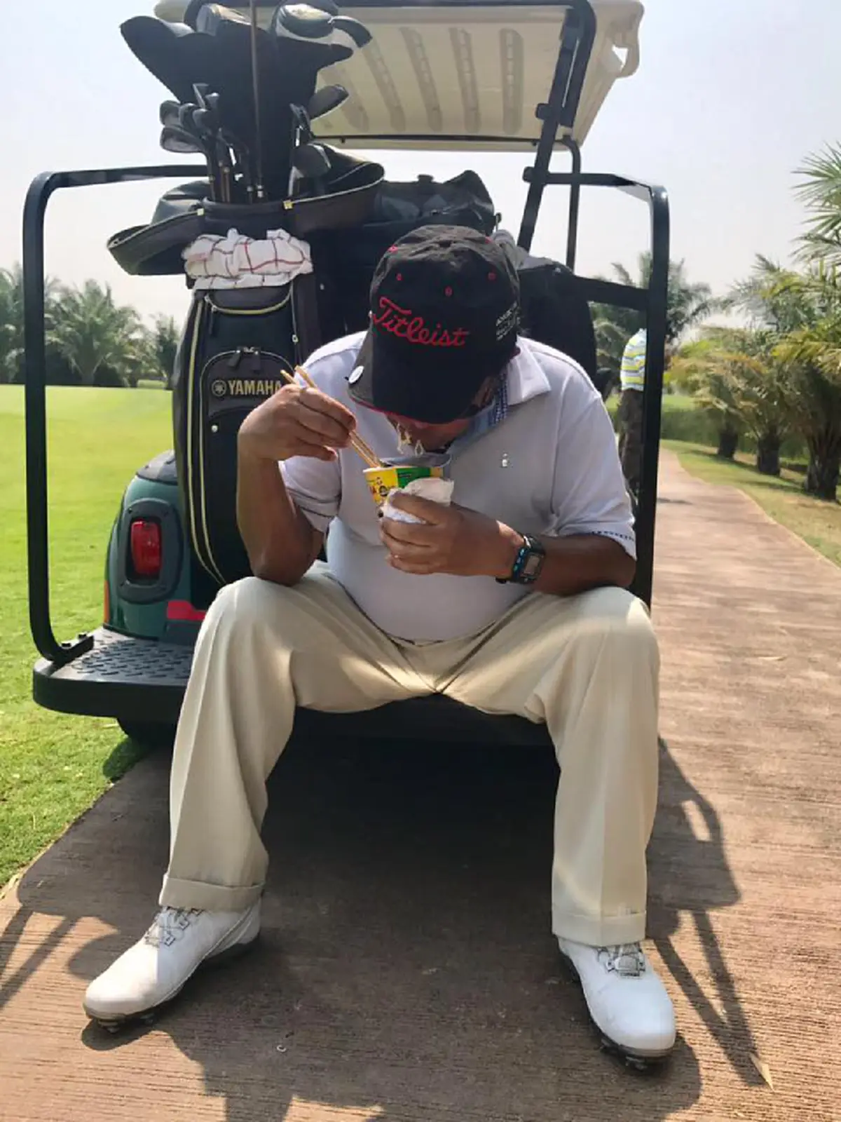 ก็มันหิวนี่น่า!! "สมเด็จฮุน เซน"  ซด บะหมี่กึ่งสำเร็จรูปจากไทย หลังหมดแรงจากออกรอบตีกอล์ฟ พร้อมคำชม  เจ้าของสินค้าน่าจ่ายค่าตัวให้ด้วยนะ