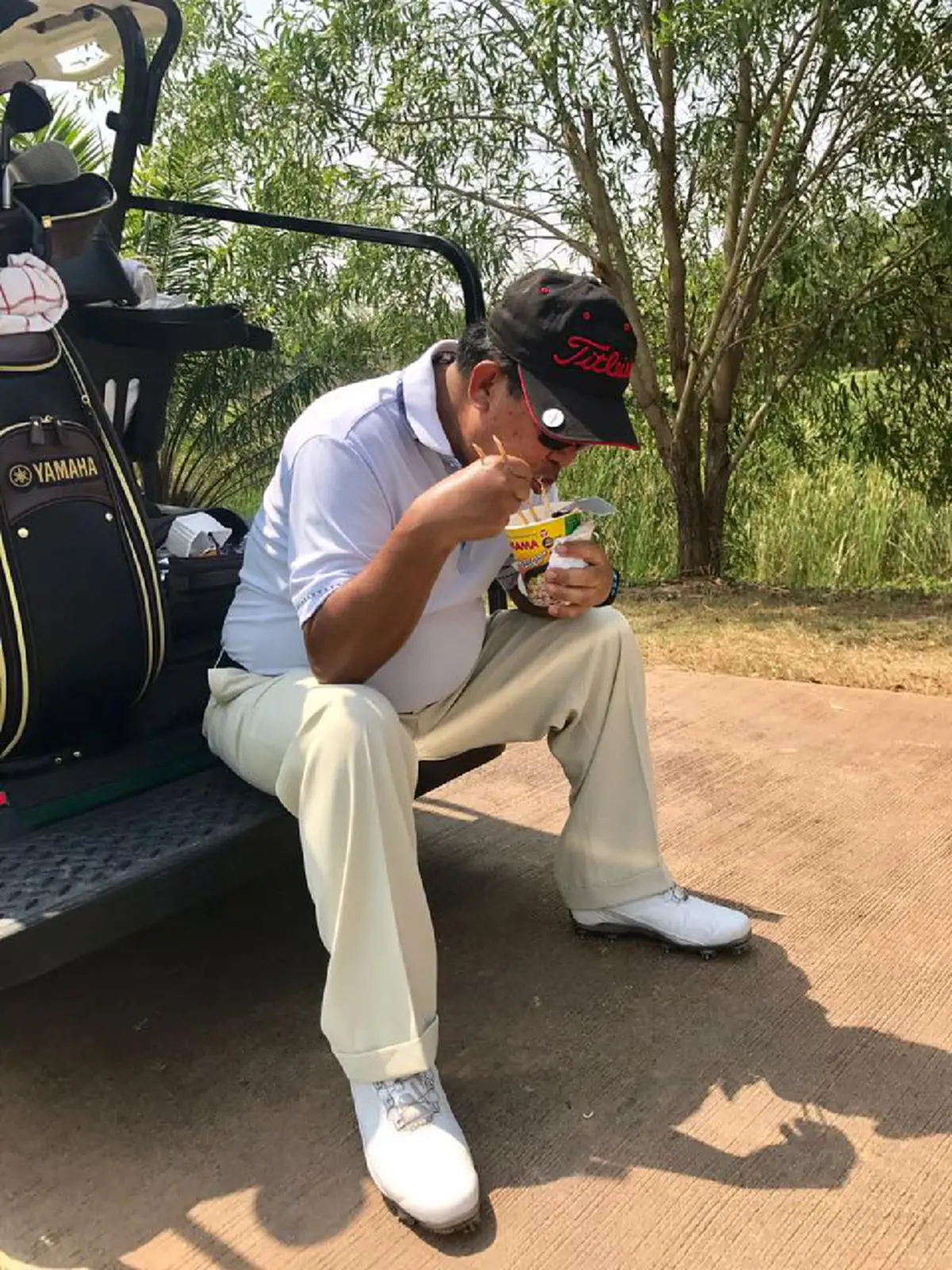 ก็มันหิวนี่น่า!! "สมเด็จฮุน เซน"  ซด บะหมี่กึ่งสำเร็จรูปจากไทย หลังหมดแรงจากออกรอบตีกอล์ฟ พร้อมคำชม  เจ้าของสินค้าน่าจ่ายค่าตัวให้ด้วยนะ